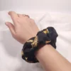 Scrunchie Λάστιχο μαλλιών από μουσελίνα με χρυσά φτερά Medium