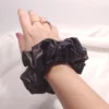 Scrunchie Λάστιχο μαλλιών σατέν μαύρο 2 μεγέθη