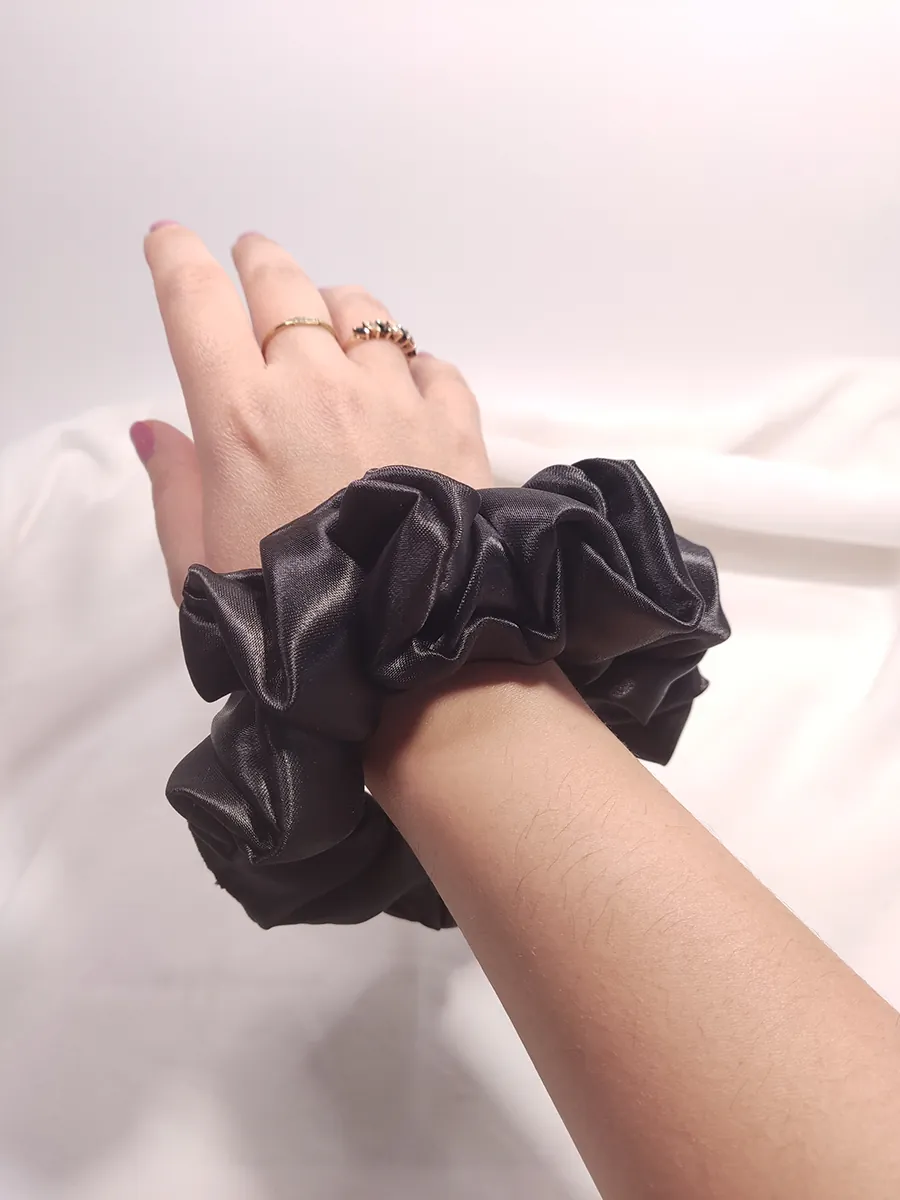 Scrunchie Λάστιχο μαλλιών σατέν μαύρο 2 μεγέθη