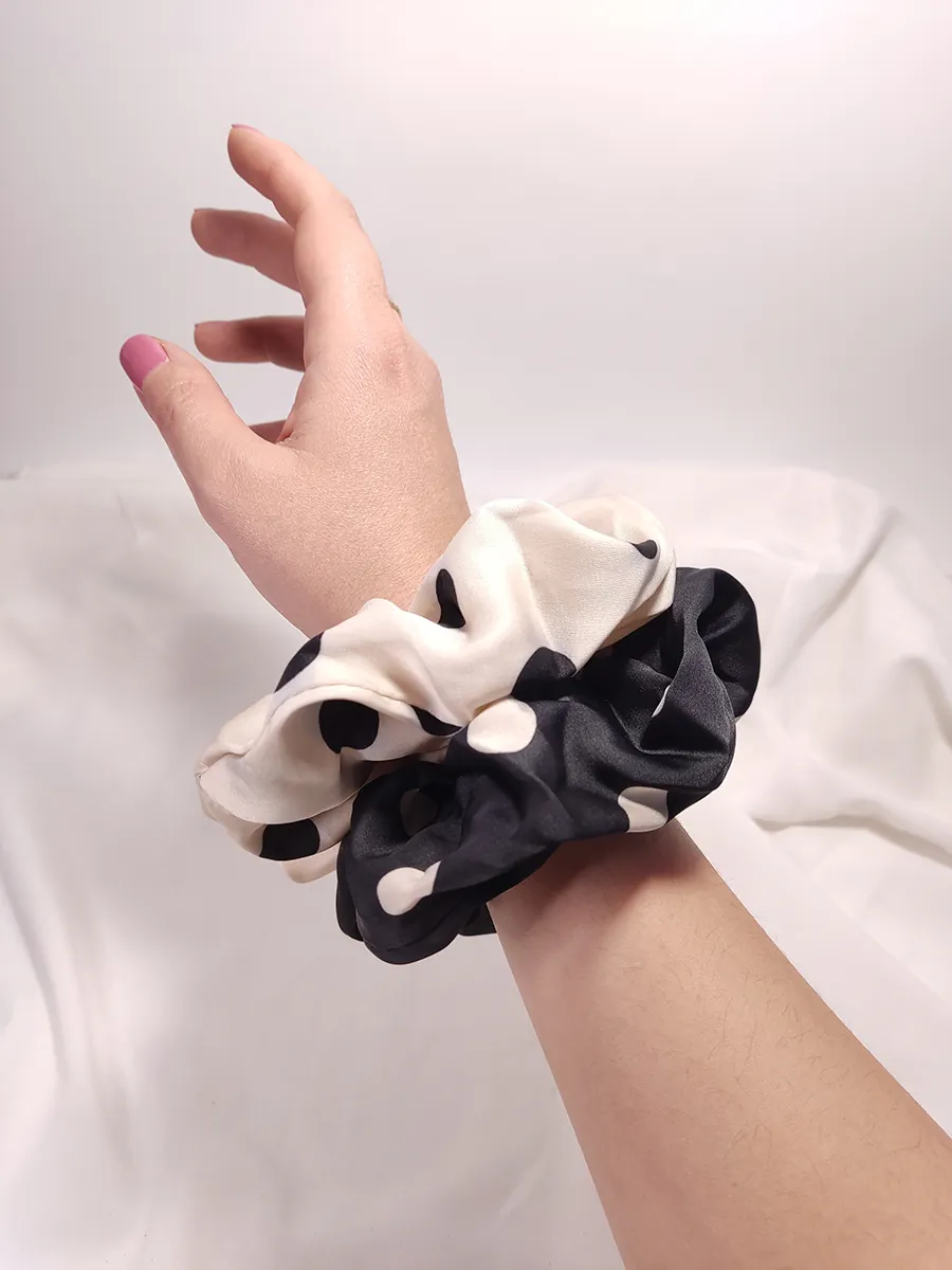 SCRUNCHIES-0068 Scrunchie Λάστιχο μαλλιών λεπτό σατέν πουά Medium 2 χρώματα
