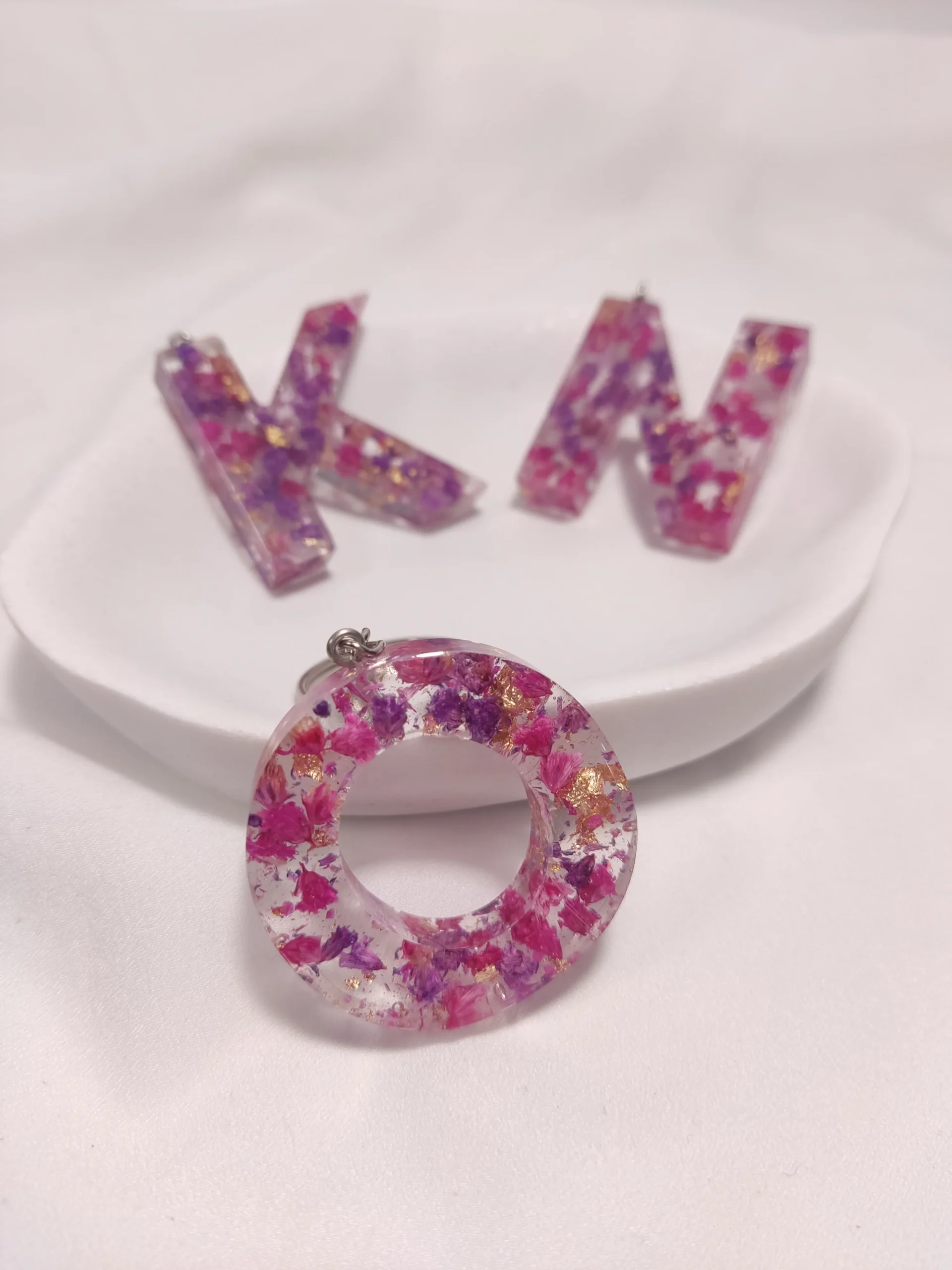 KEYCHAIN-0008 Χειροποίητο Μπρελόκ από Υγρό Γυαλί με Αληθινά Λουλούδια Ροζ & Μοβ Γυψοφίλης - Μονόγραμμα | CHRISARTI