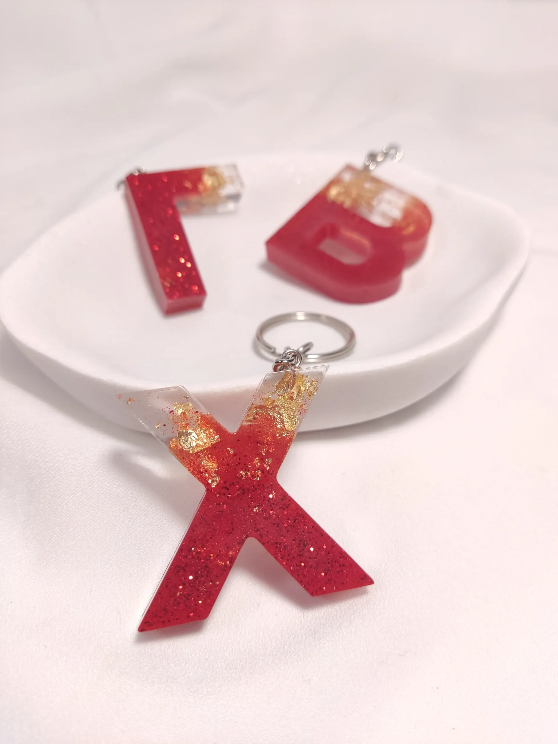 15 Χειροποίητο Μπρελόκ από Υγρό Γυαλί σε Μοβ Απόχρωση με Φύλλα Χρυσού – Μονόγραμμα | CHRISARTI