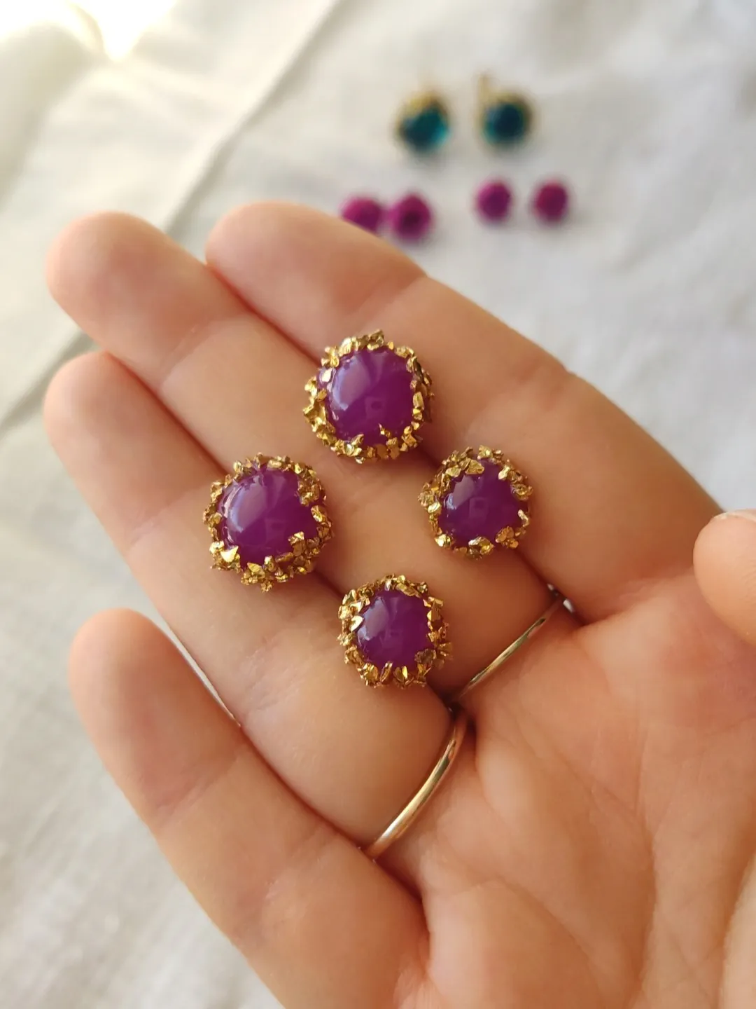 EARRINGKRF-0003S (2) Χειροποίητο Μπρελόκ από Υγρό Γυαλί σε Μοβ Απόχρωση με Φύλλα Χρυσού – Μονόγραμμα | CHRISARTI