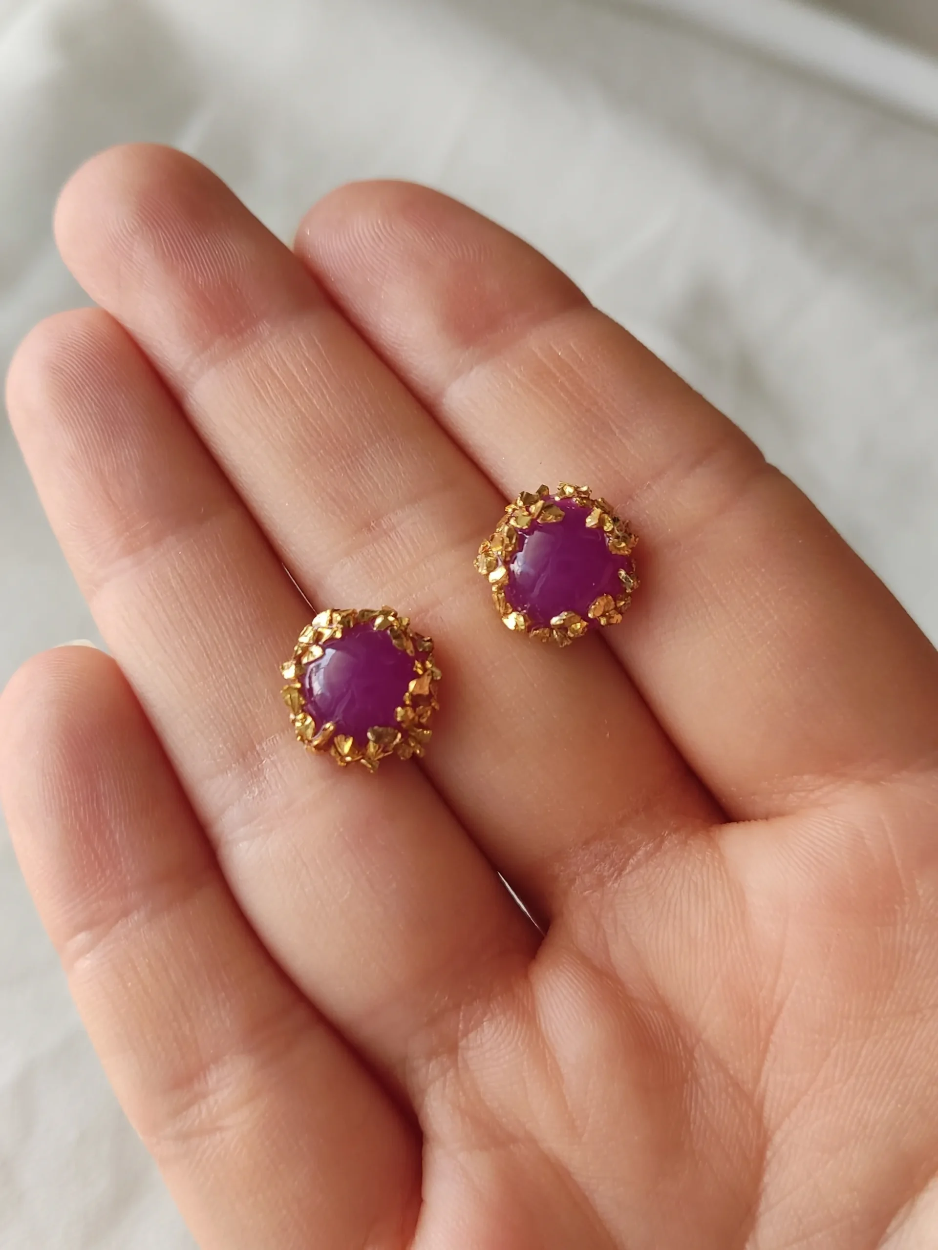 Σκουλαρίκια καρφάκια από υγρό γυαλί με χρυσά πετραδάκια – Ροζ & Χρυσό