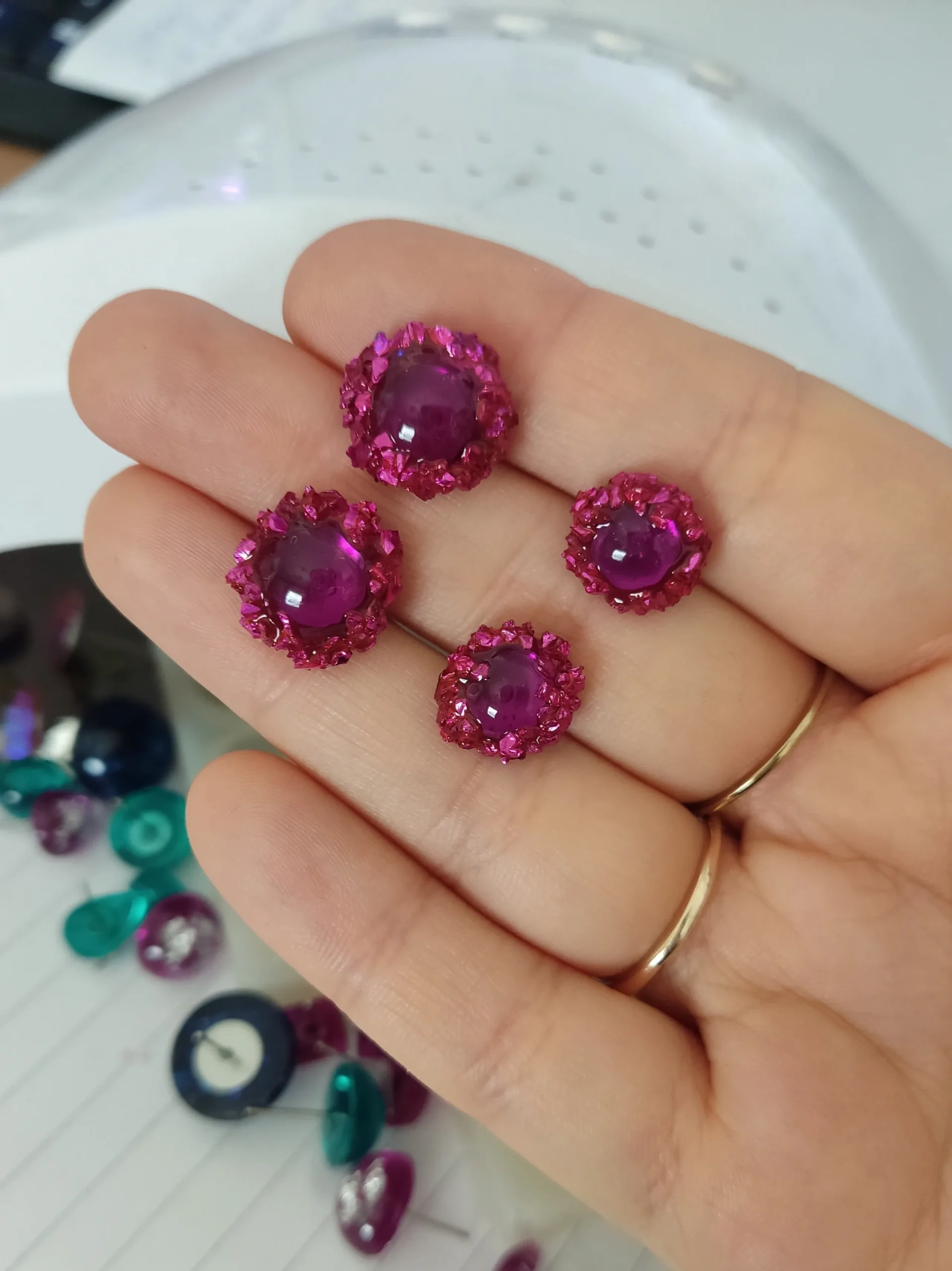 EARRINGKRF-0004S (2) Σκουλαρίκια καρφάκια από ροζ υγρό γυαλί με ροζ πετραδάκια – Ροζ & Ροζ