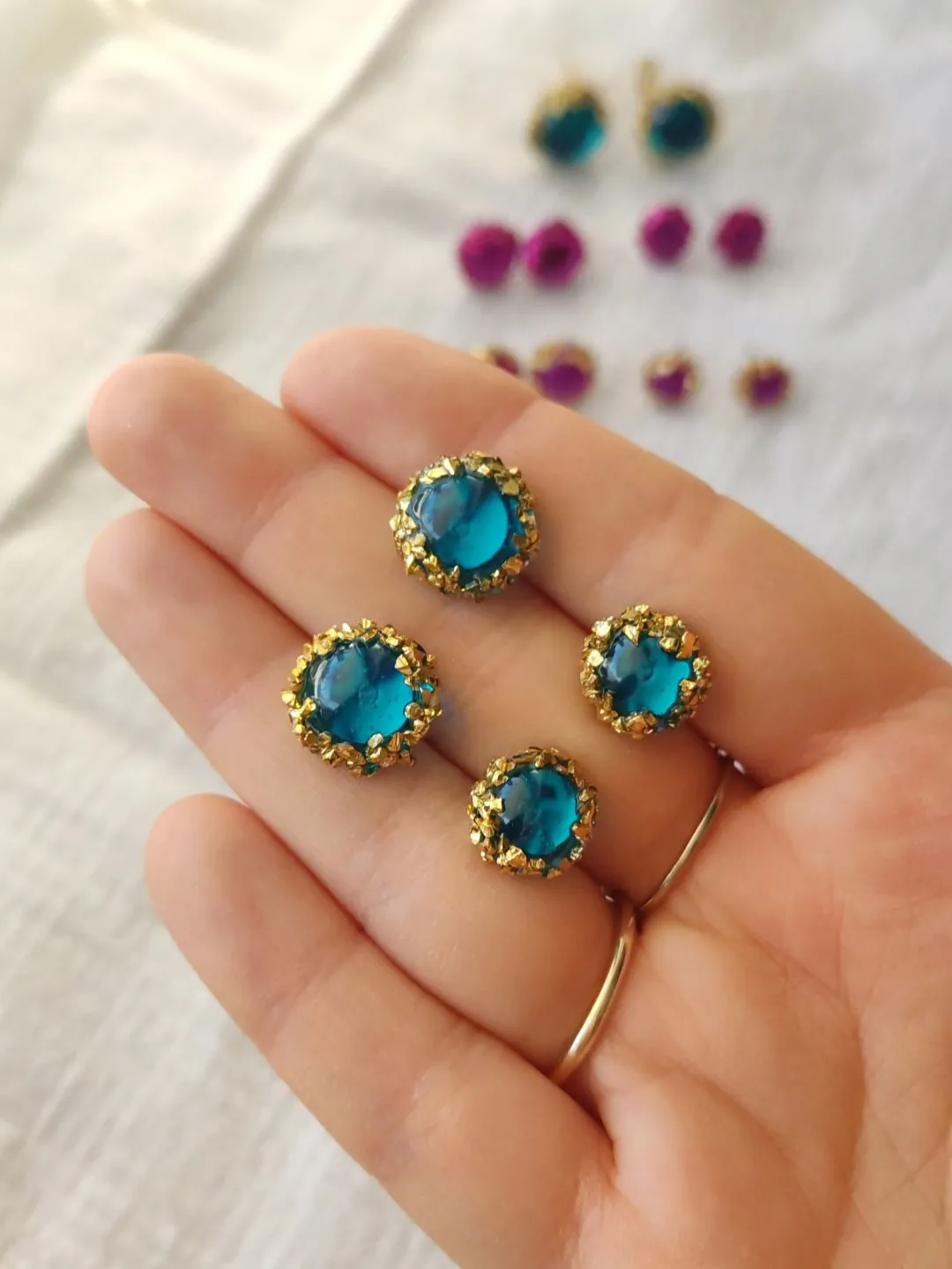 Σκουλαρίκια ατσάλινα καρφάκια γαλάζια με χρυσά πετραδάκια