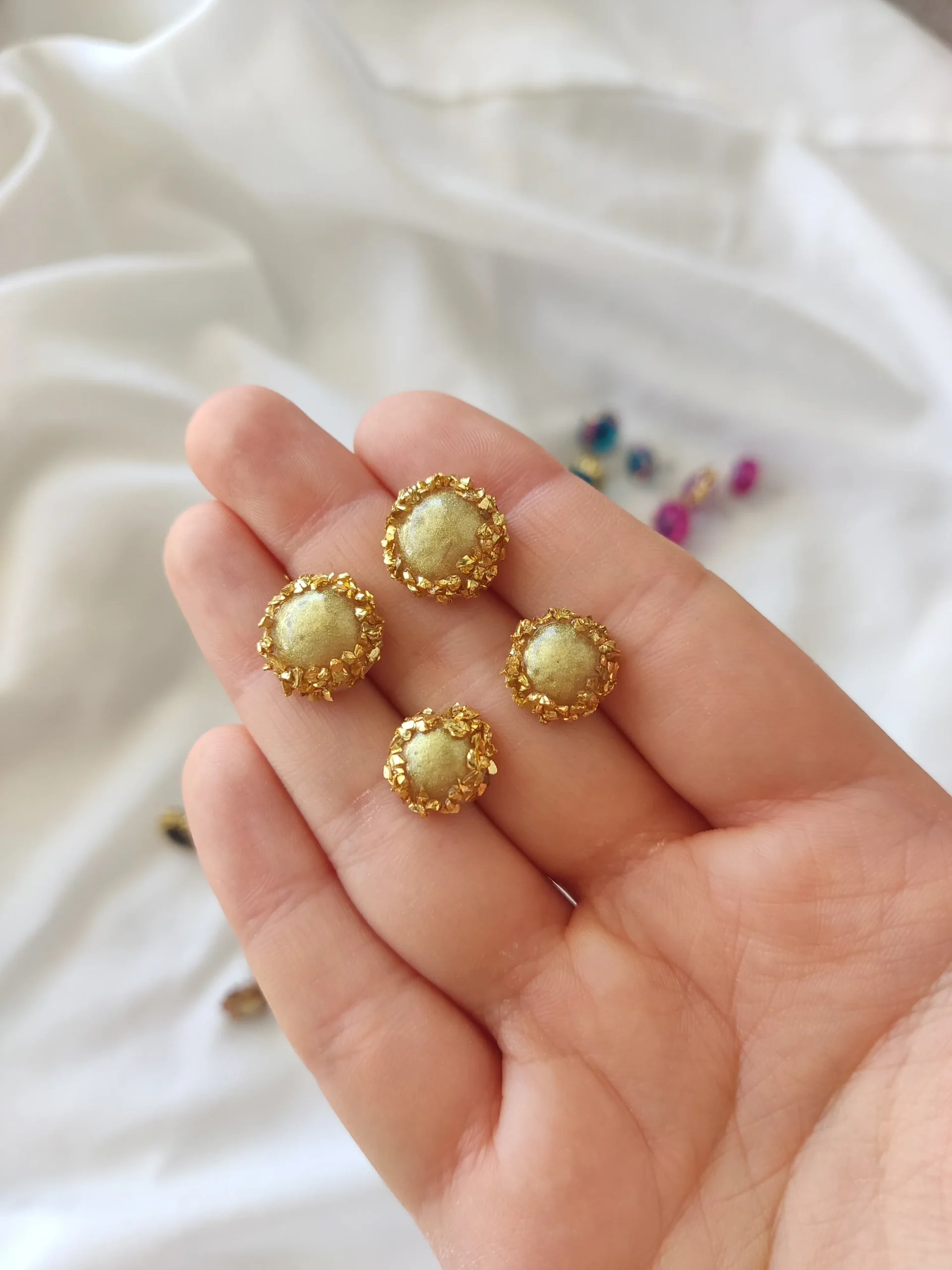 Χρυσά Ατσάλινα Σκουλαρίκια από Υγρό Γυαλί με Χρυσά Πετραδάκια