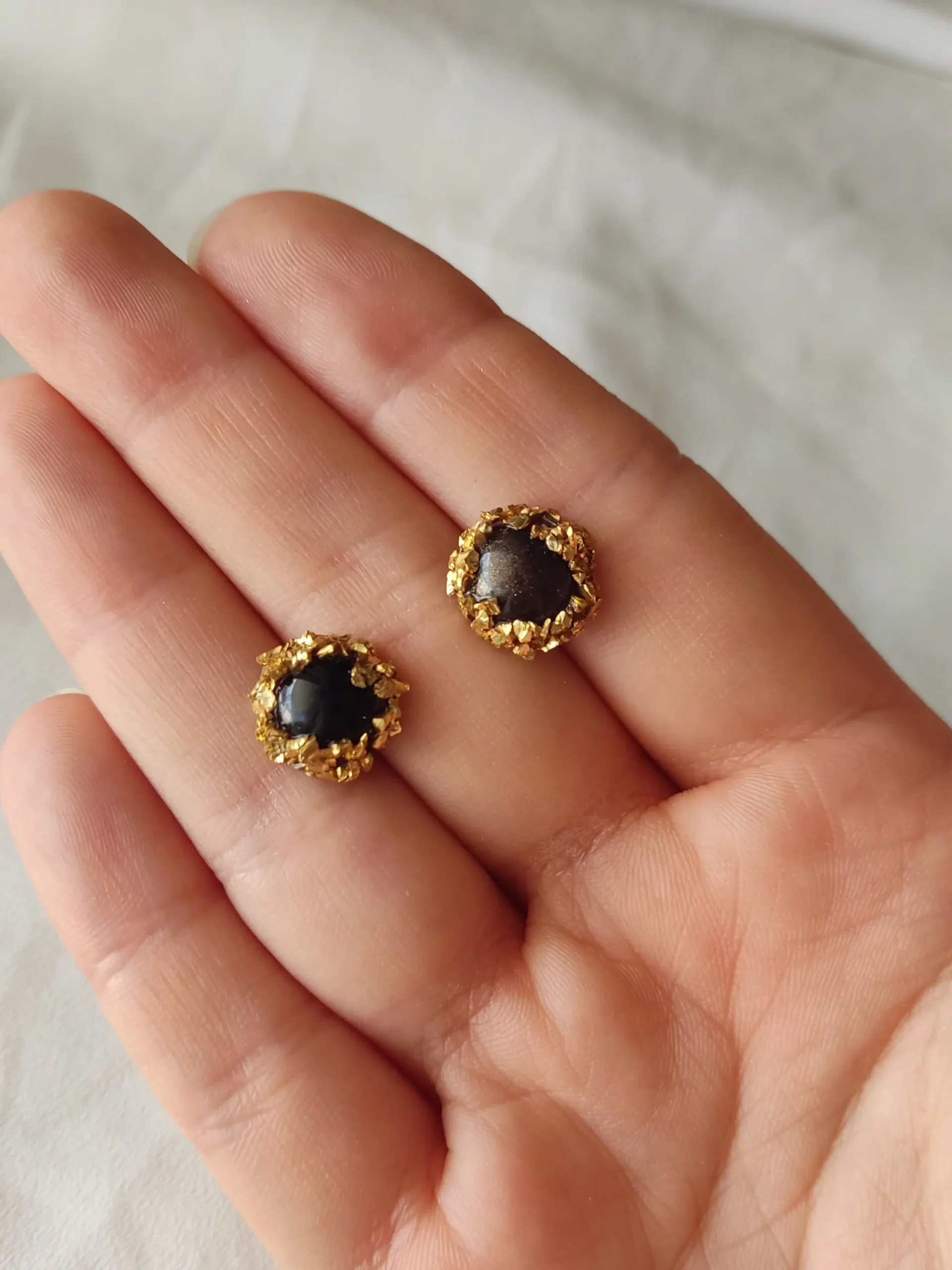 Σκουλαρίκια καρφάκια από υγρό γυαλί με χρυσά πετραδάκια – Μαύρο & Χρυσό