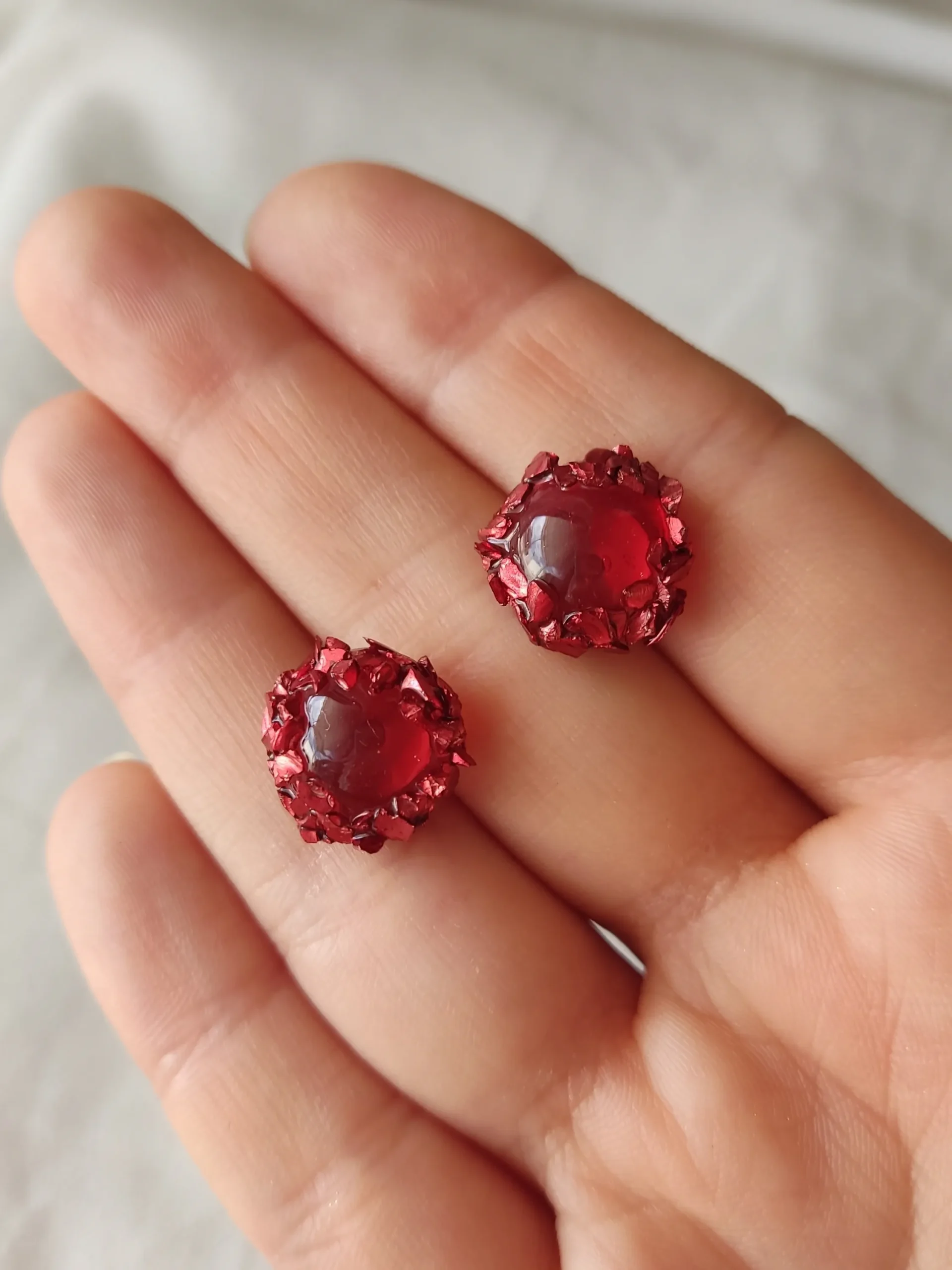 Κόκκινα Ατσάλινα Σκουλαρίκια από Υγρό Γυαλί με Κόκκινα Πετραδάκια