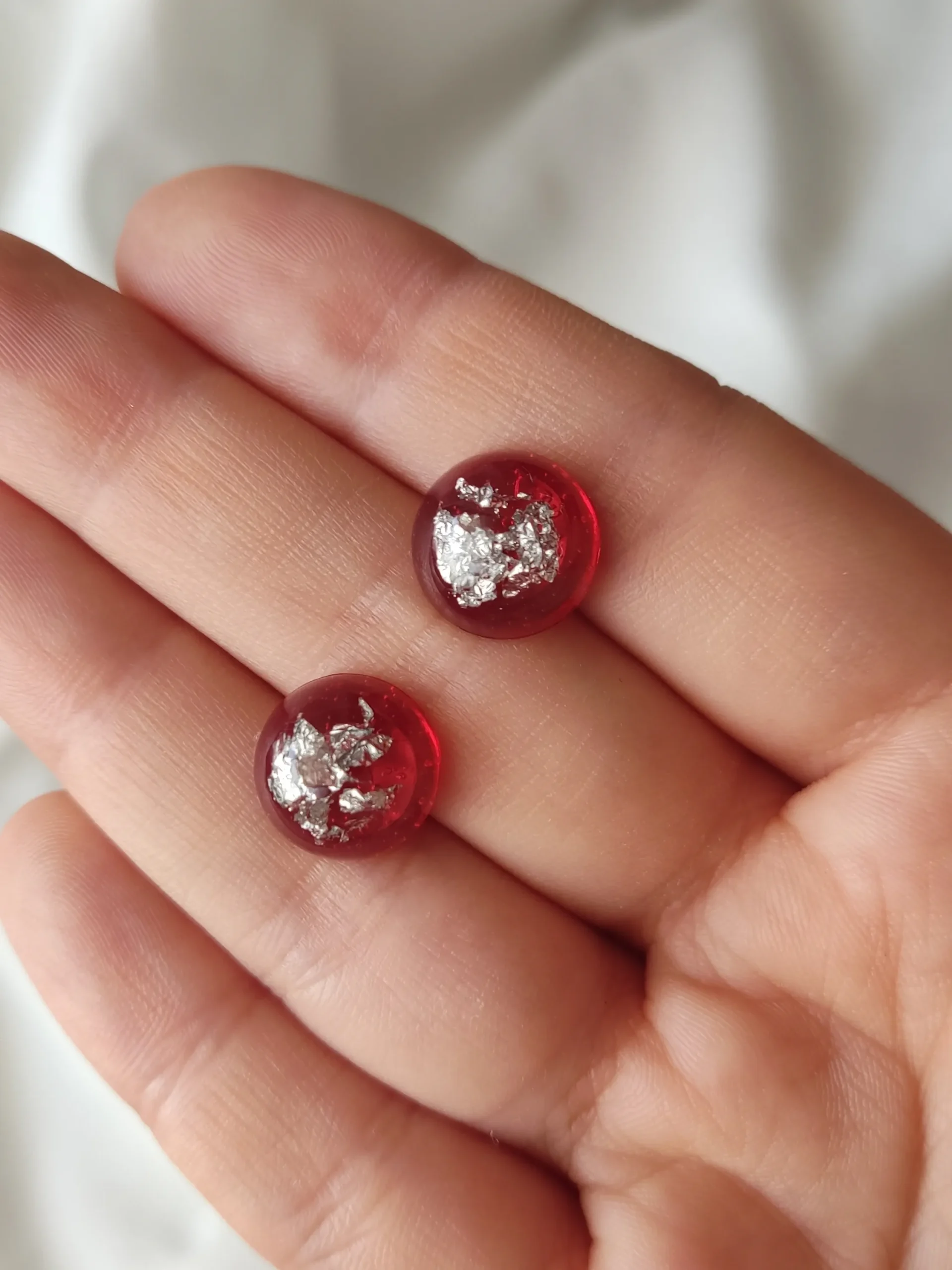 EARRINGKRF-0015S Σκουλαρίκια ατσάλινα καρφάκια κόκκινα με φύλλα από ασήμι