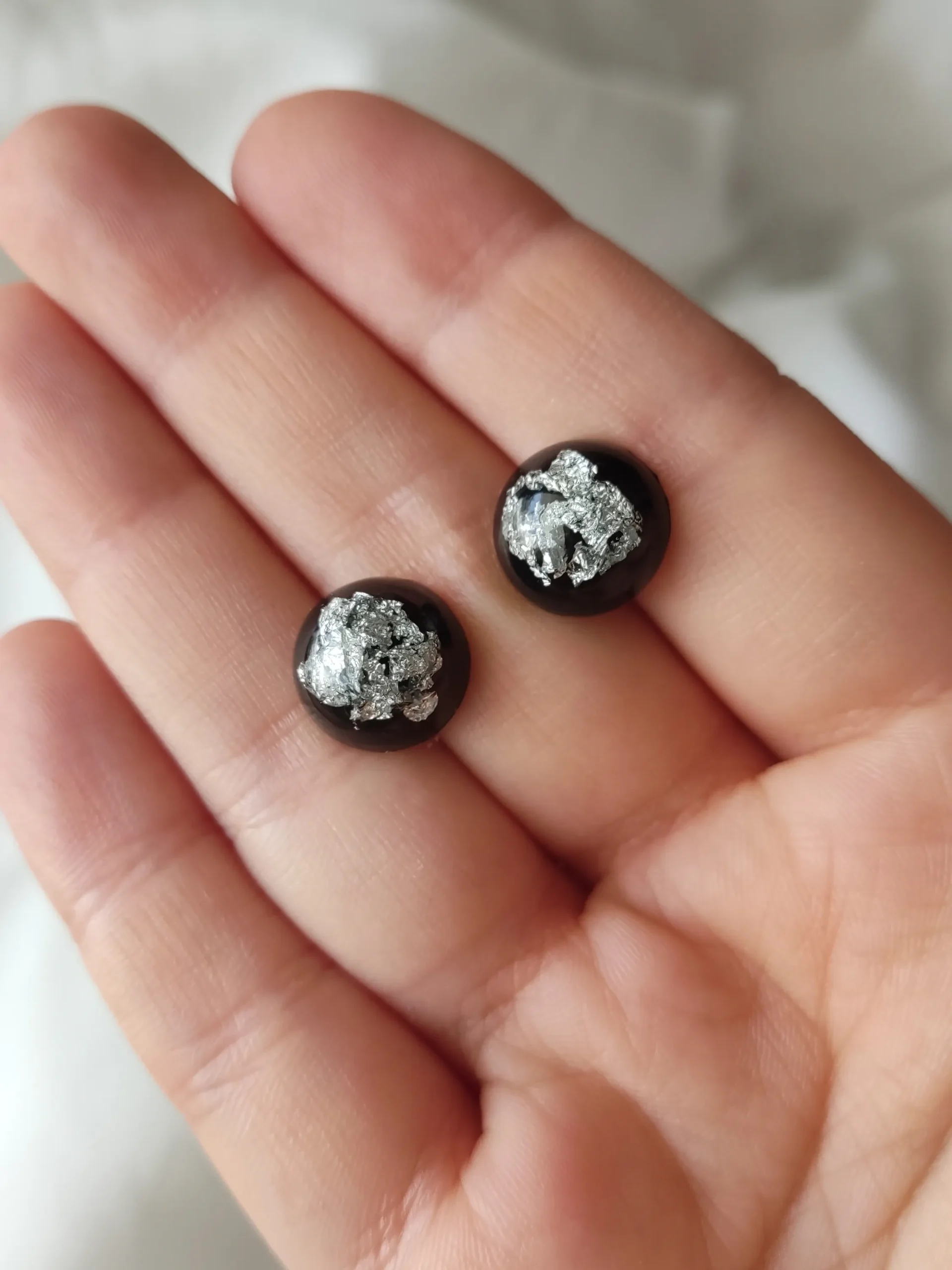 EARRINGKRF-0016S Σκουλαρίκια ατσάλινα καρφάκια μαύρα με φύλλα από ασήμι