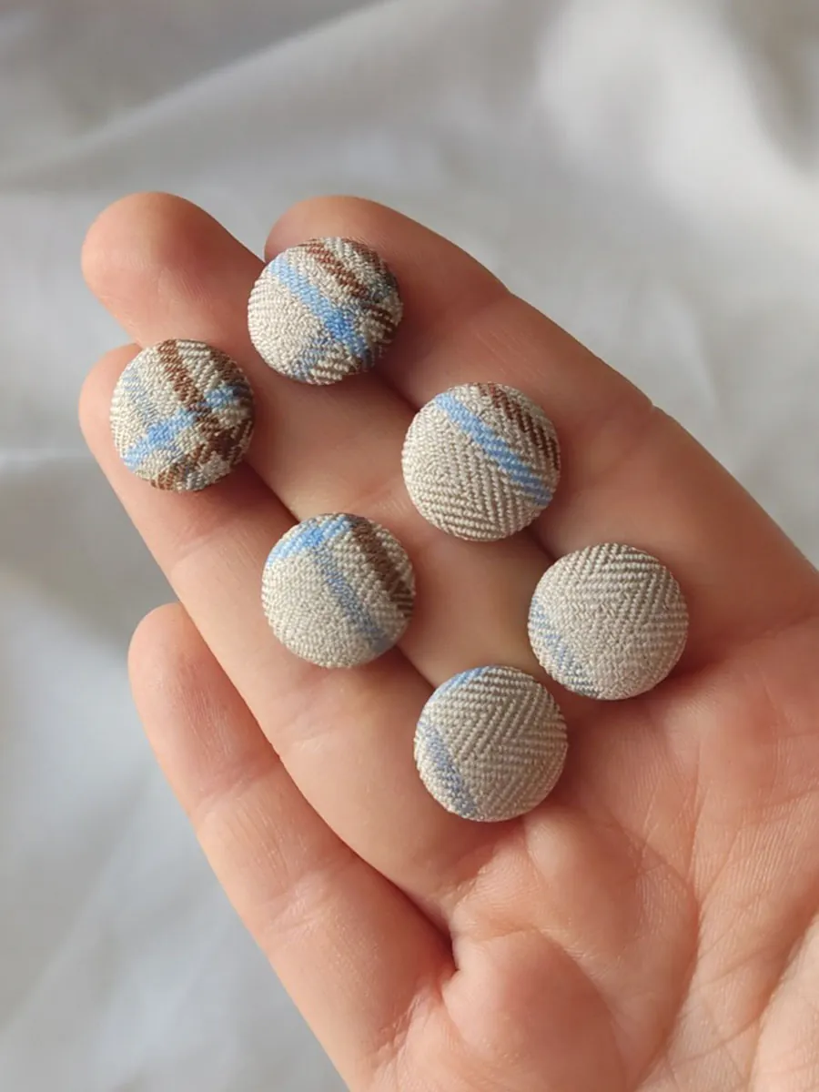 EARRINGKRF-0033 Σκουλαρίκια ατσάλινα καρφάκια υφασμάτινα στρογγυλά γαλάζια καρό