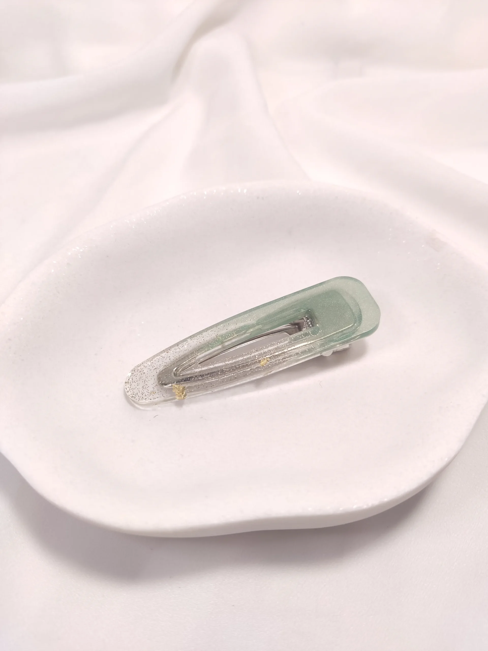 HAIRCLIP-0022 Κλιπ μαλλιών πράσινο-διάφανο με χρυσές λεπτομέρειες