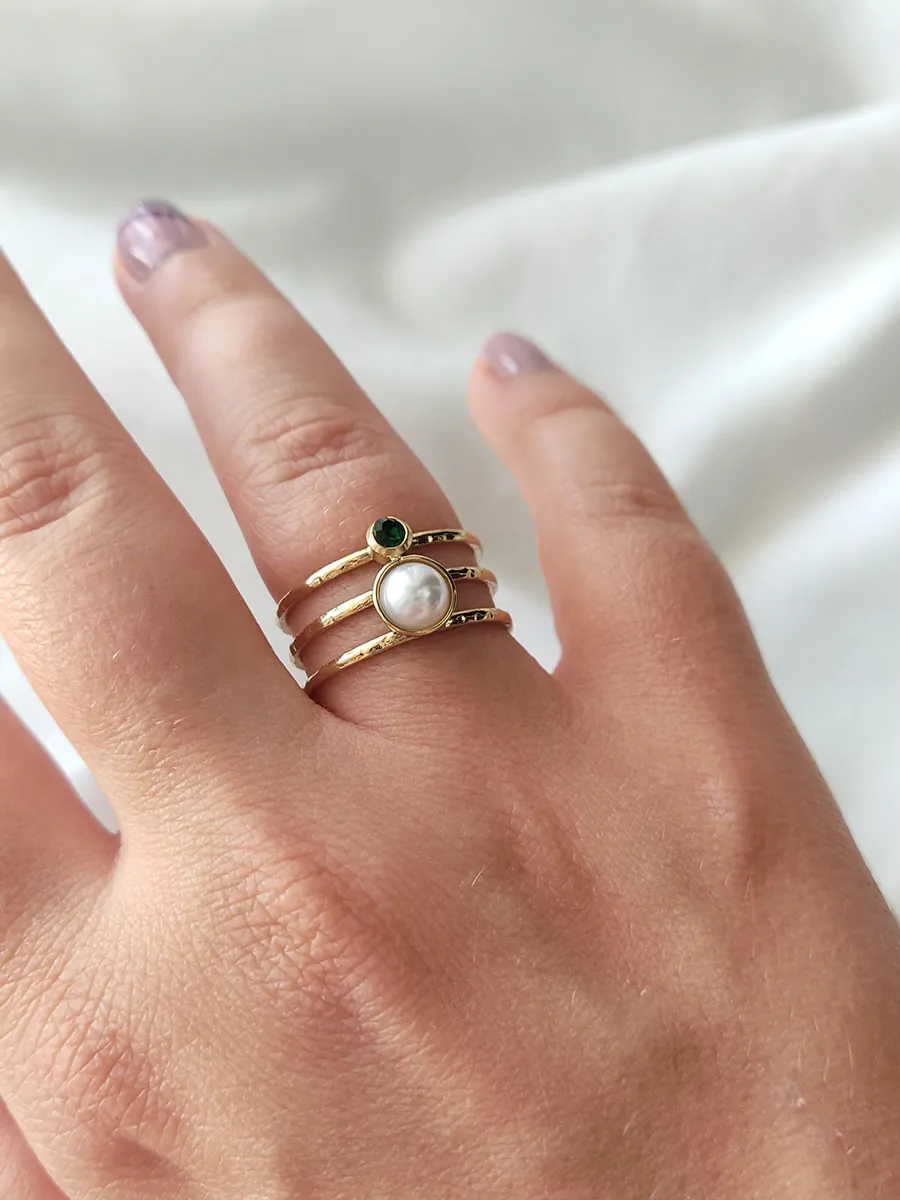 Τριπλό Ατσάλινο Επιχρυσωμένο Δαχτυλίδι με Πράσινο Κρύσταλλο & Λευκή Πέρλα | CHRISARTI
