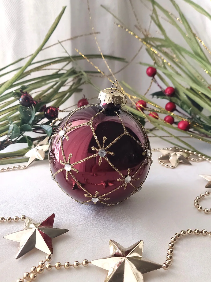 XMAS24-0017 (1) Μπορντό χριστουγεννιάτικη μπάλα στολίδι με χρυσό glitter και στρασάκια – Γυάλινη 8εκ | CHRISARTI