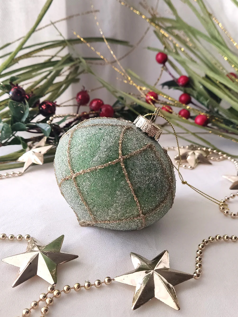 Χριστουγεννιάτικη γυάλινη μπάλα με πράσινη και χρυσή αμμοβολή 8εκ | CHRISARTI