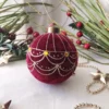 Μπορντό Βελούδινη Χριστουγεννιάτικη Μπάλα 8εκ με Χρυσά Σχέδια και Στρας | CHRISARTI
