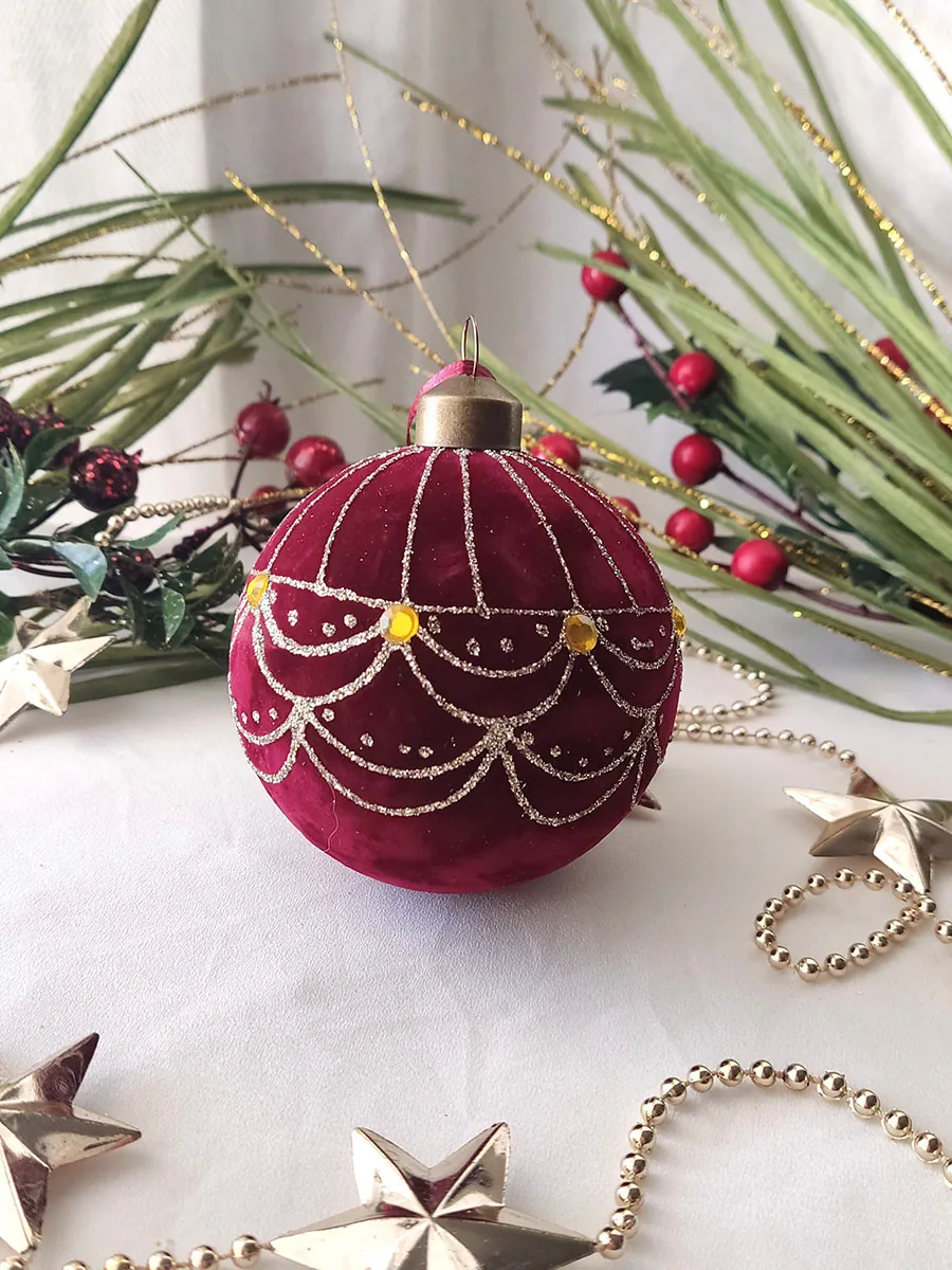 XMAS24-0020 (2) Μπορντό Βελούδινη Χριστουγεννιάτικη Μπάλα 8εκ με Χρυσά Σχέδια και Στρας | CHRISARTI