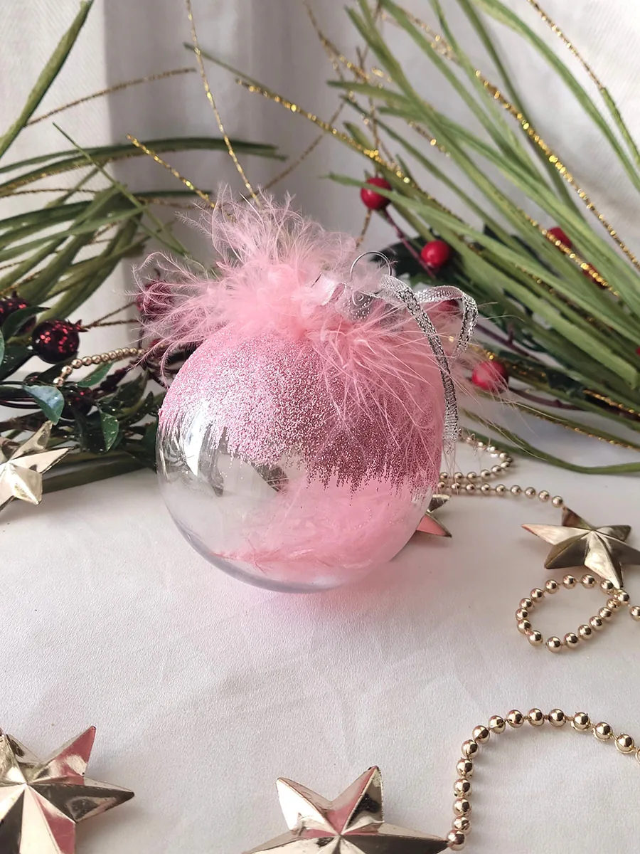 XMAS24-0021 Άθραυστη γυάλινη μπάλα στολίδι με ροζ πούπουλα και glitter για χριστουγεννιάτικο δέντρο | CHRISARTI