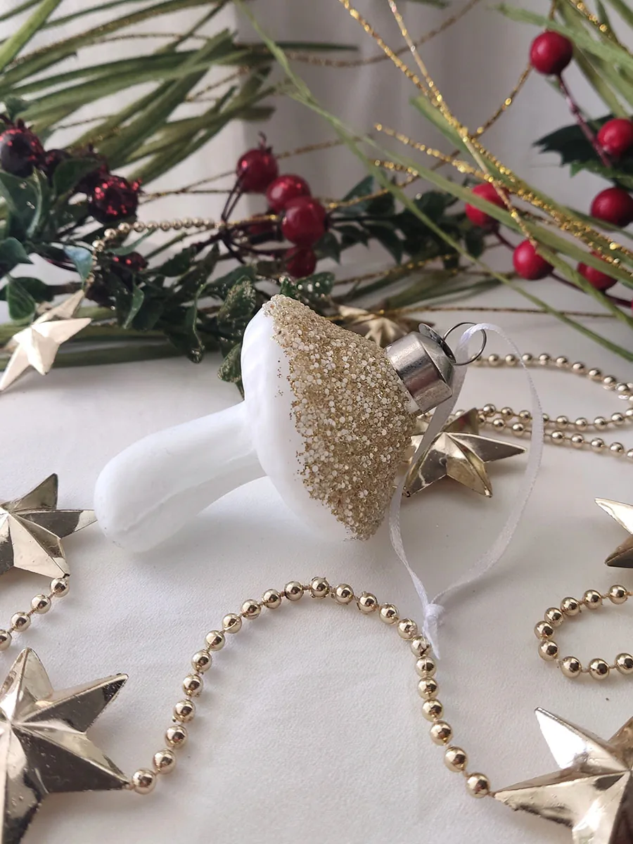 XMAS24-0023 (1) Χριστουγεννιάτικο Γυάλινο Στολίδι Μανιτάρι με Χρυσό Glitter & Λευκή Αμμοβολή | CHRISARTI