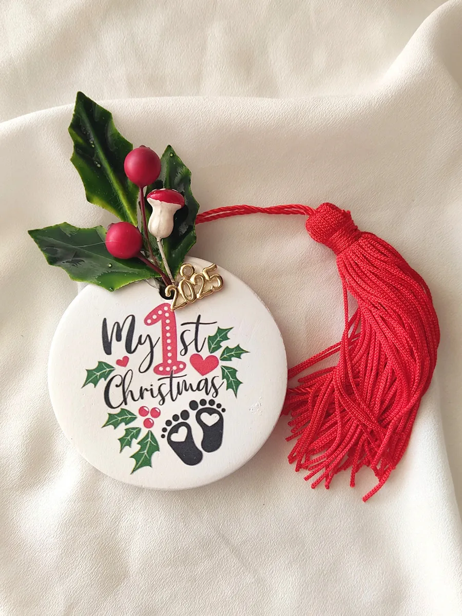 Γούρι για τα πρώτα Χριστούγεννα 2026 | Κεραμικό “My 1st Christmas” με γιορτινά στολίδια