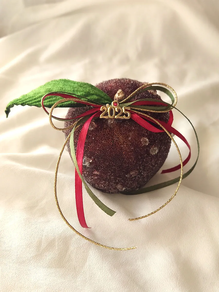 Γούρι 2026 μπορντό φρούτο (μήλο, αχλάδι ή ρόδι)