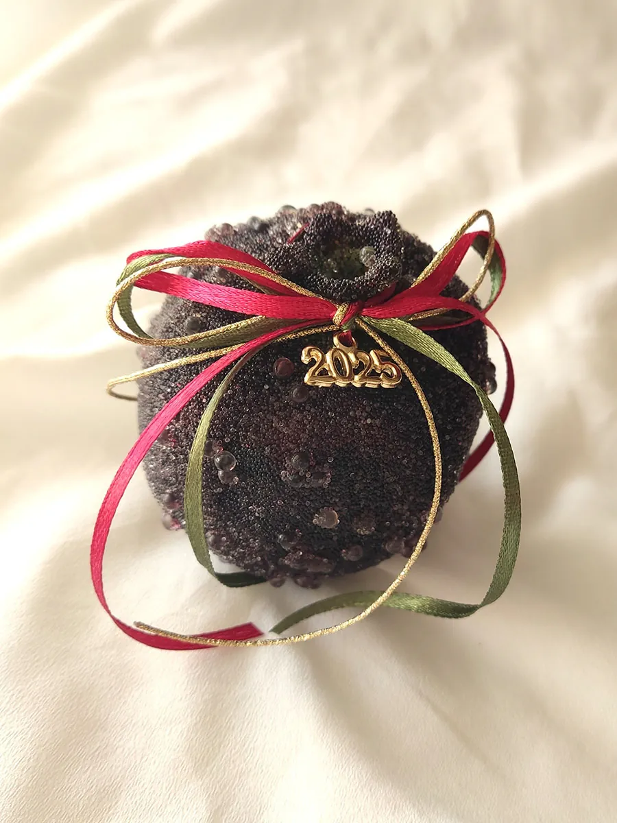 Γούρι 2026 μπορντό φρούτο (μήλο, αχλάδι ή ρόδι)