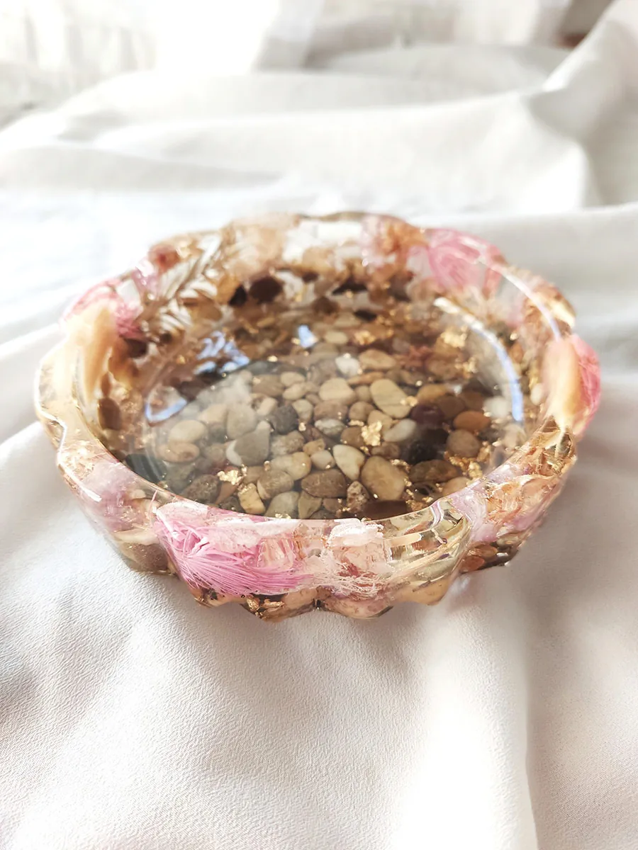 Διακοσμητικό πιατάκι με αποξηραμένα λουλούδια και βοτσαλάκια