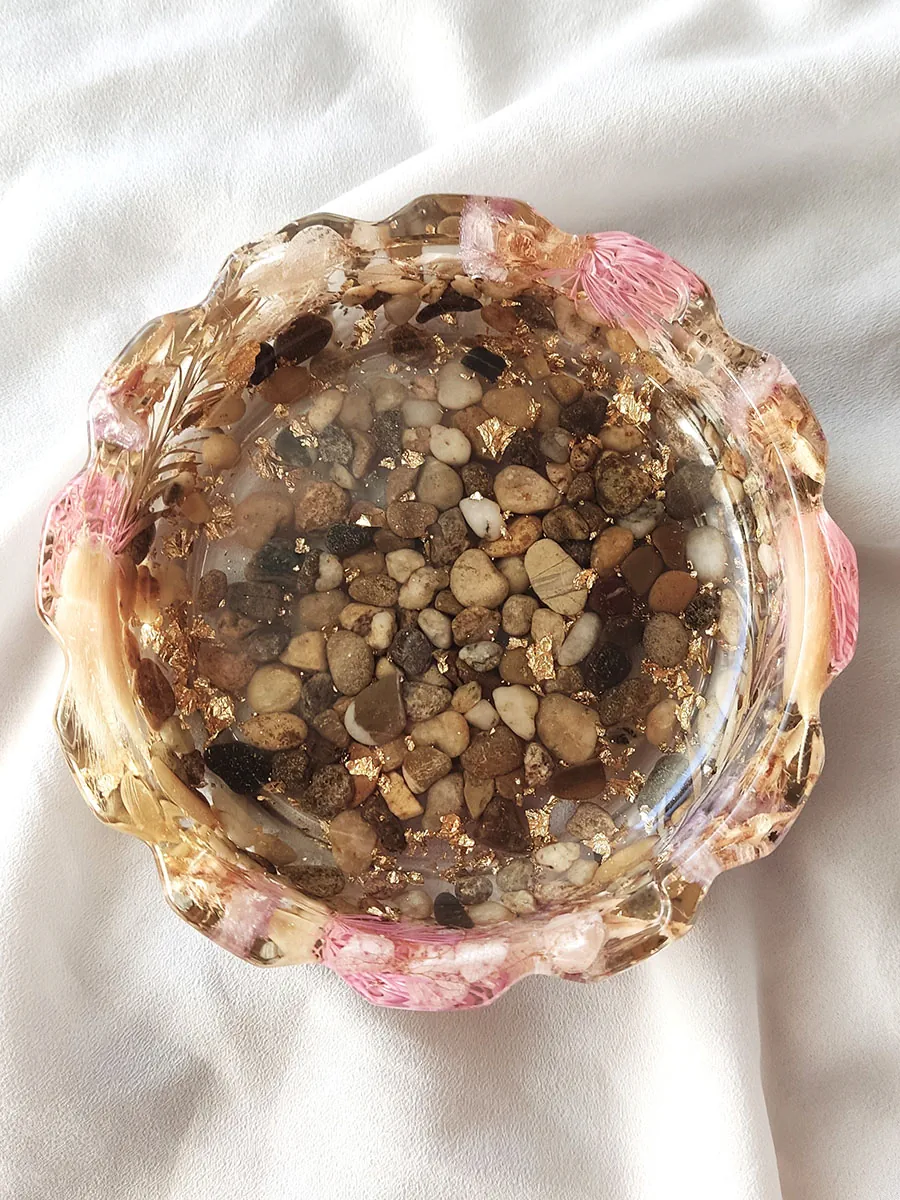 Διακοσμητικό πιατάκι με αποξηραμένα λουλούδια και βοτσαλάκια