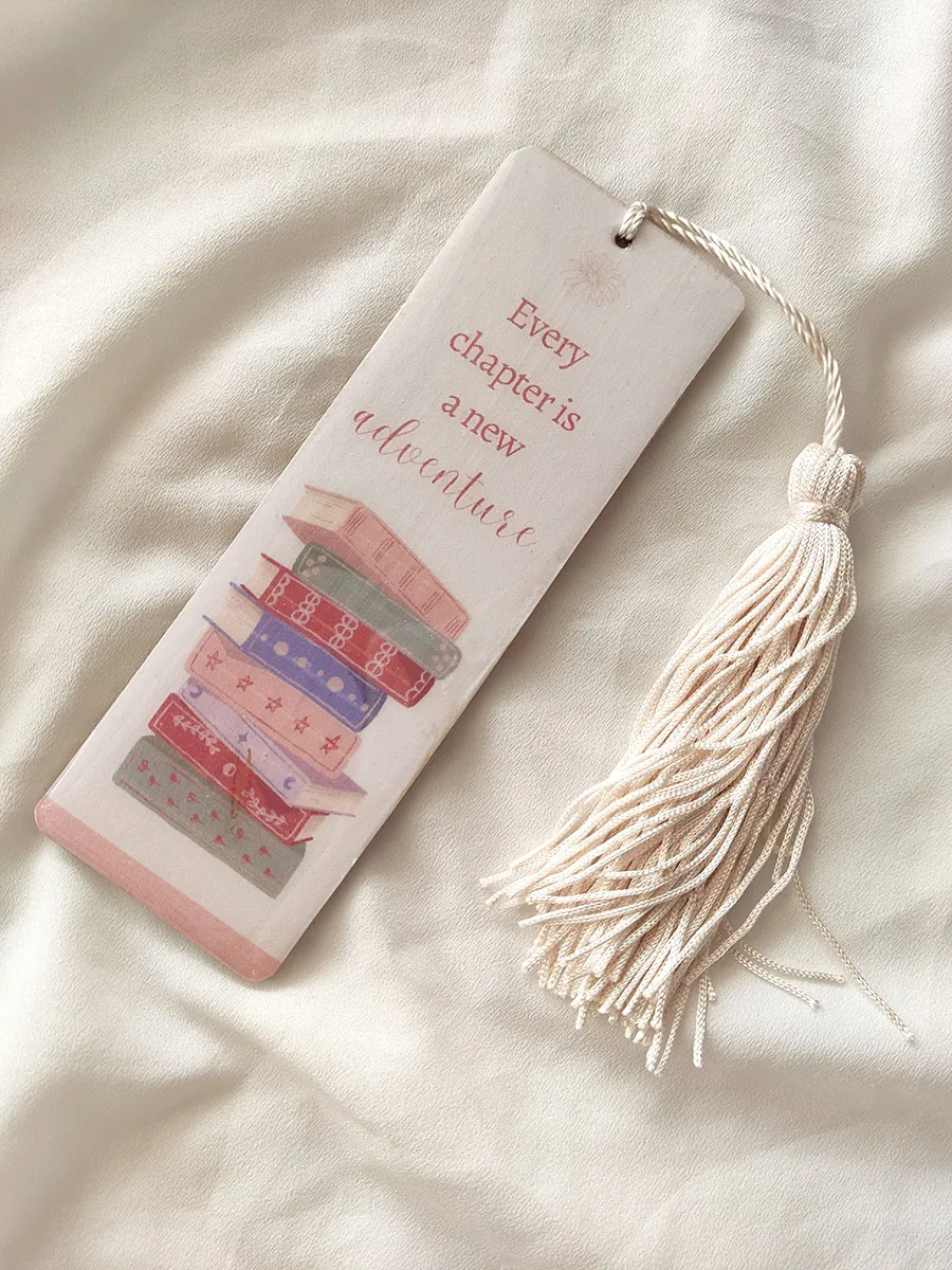 BOOKMARK-0040 Χειροποίητος Ξύλινος Σελιδοδείκτης New Adventure με Υγρό Γυαλί & Φούντα | CHRISARTI