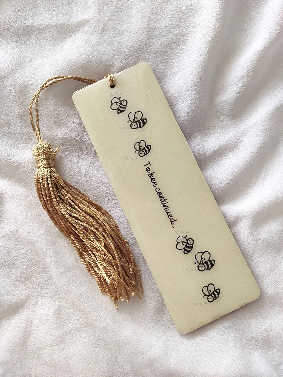 BOOKMARK-0041 Χειροποίητος Ξύλινος Σελιδοδείκτης To Bee Continued με Υγρό Γυαλί & Χρυσή Φούντα | CHRISARTI