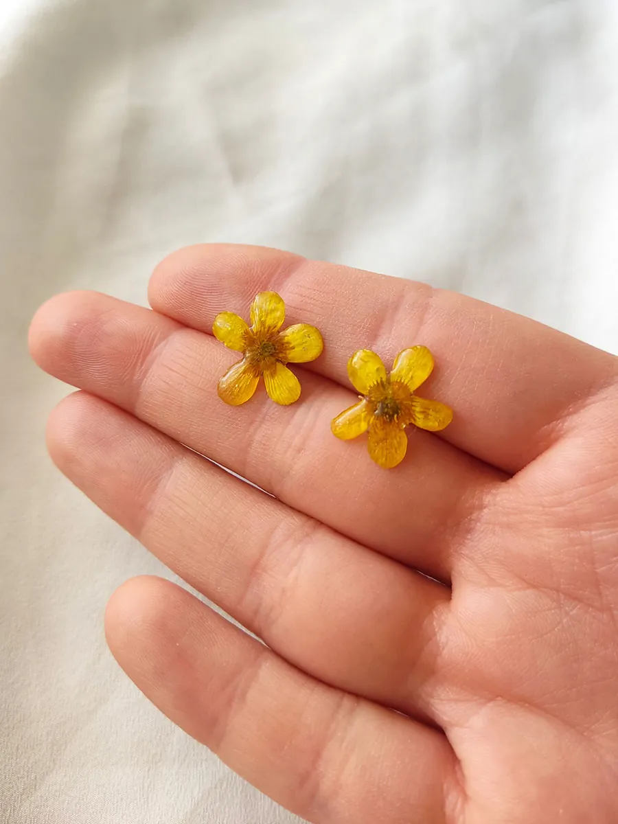 Ατσάλινα Σκουλαρίκια με Κίτρινα Λουλουδάκια του Αγρού και Υγρό Γυαλί | Blossom Jewelry Collection | CHRISARTI