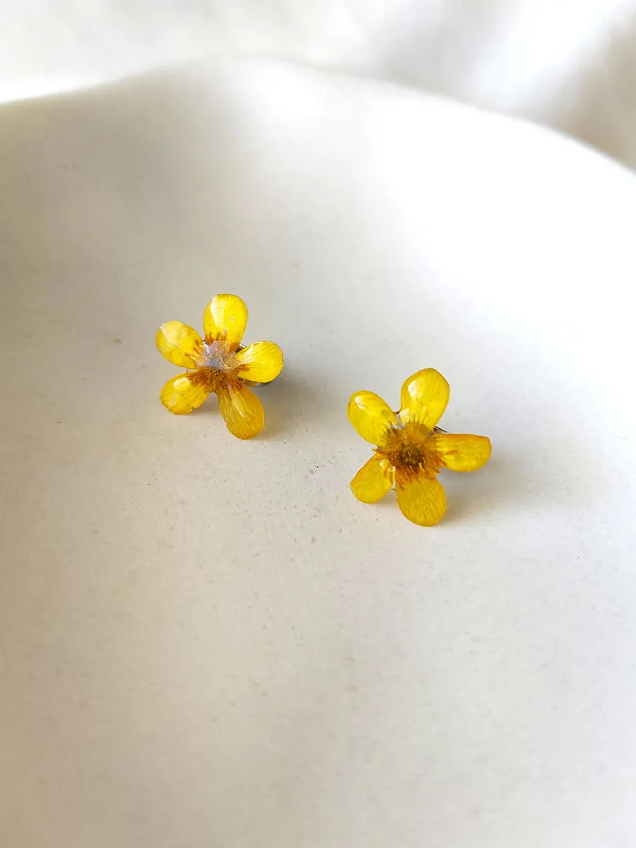 Σκουλαρίκια ατσάλινα καρφάκια με αληθινά κίτρινα λουλούδια | Blossom Jewelry Collection