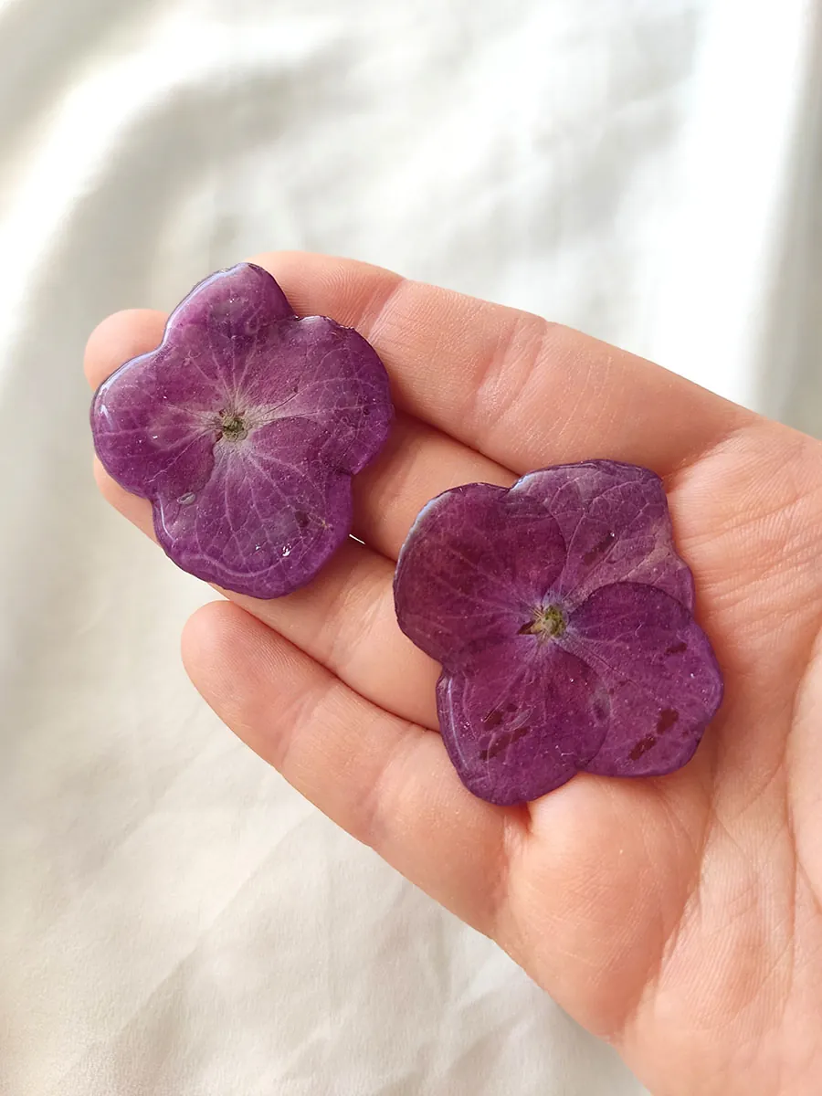 Χειροποίητα Ατσάλινα Σκουλαρίκια με Αληθινά Άνθη Φούξια Ορτανσίας – Blossom Jewelry Collection | CHRISARTI