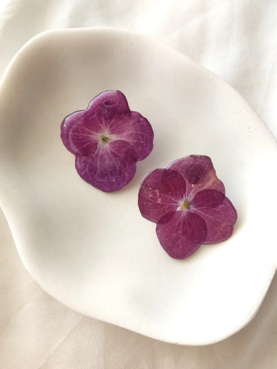 Χειροποίητα Ατσάλινα Σκουλαρίκια με Αληθινά Άνθη Φούξια Ορτανσίας – Blossom Jewelry Collection | CHRISARTI