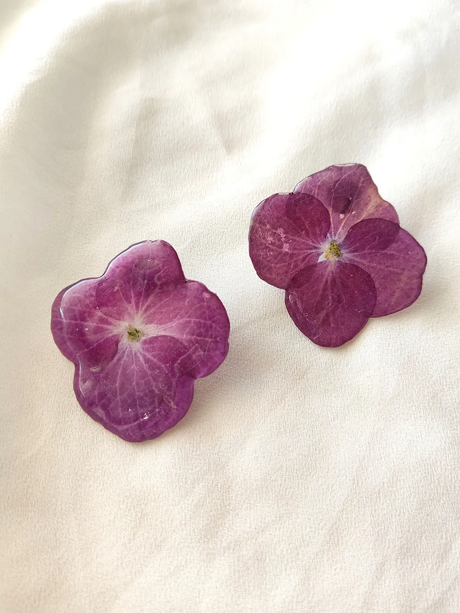 Χειροποίητα Ατσάλινα Σκουλαρίκια με Αληθινά Άνθη Φούξια Ορτανσίας – Blossom Jewelry Collection | CHRISARTI