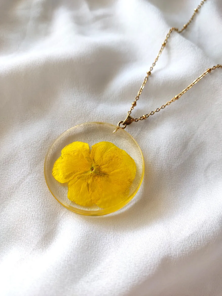 BL_NECKLACES-0002 (1) Ατσάλινο Μενταγιόν με Αληθινό Κίτρινο Λουλούδι σε Υγρό Γυαλί | Blossom Jewelry Collection | CHRISARTI