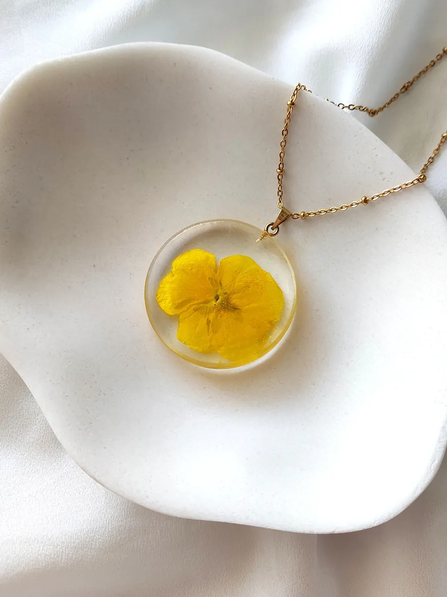 BL_NECKLACES-0002 (4) Μενταγιόν στρογγυλό μεγάλο με αληθινό κίτρινο λουλούδι | Blossom Jewelry Collection