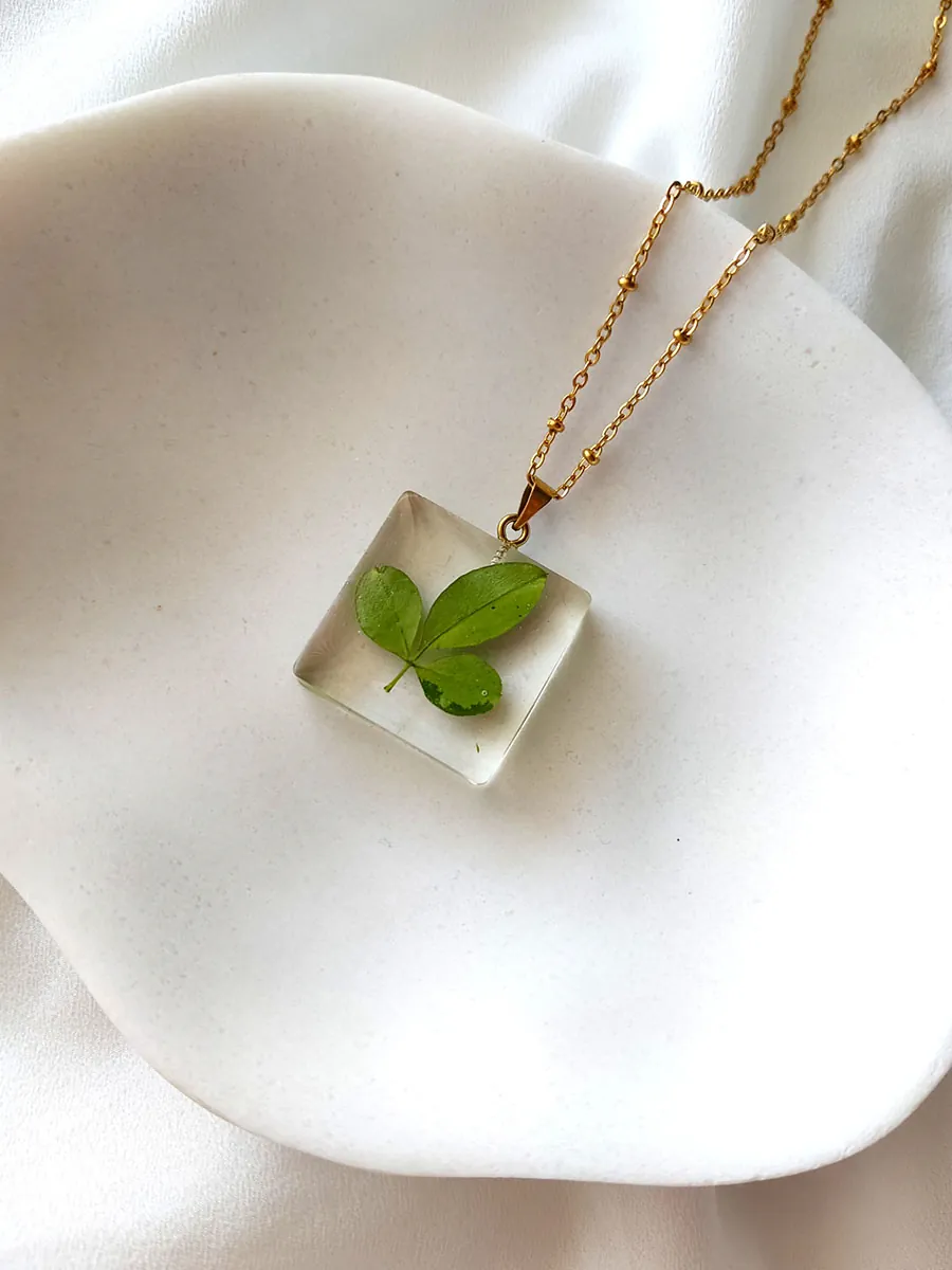 BL_NECKLACES-0004 (1) Μενταγιόν τετράγωνο με αληθινά φύλλα | Blossom Jewelry Collection