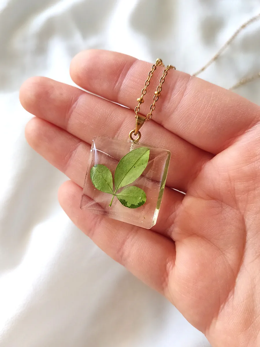 BL_NECKLACES-0004 (2) Μενταγιόν τετράγωνο με αληθινά φύλλα | Blossom Jewelry Collection