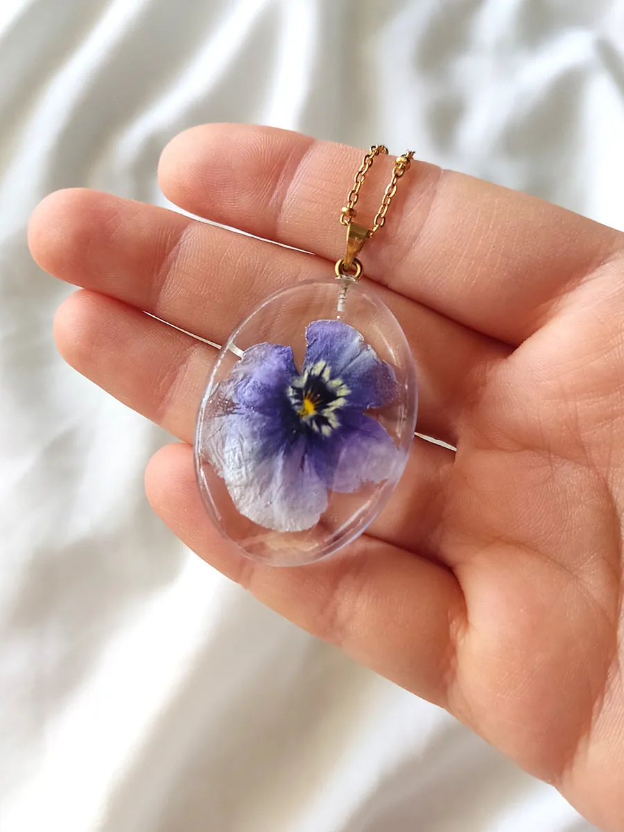 Μενταγιόν οβάλ με αληθινό λουλούδι από μπλε πανσέ | Blossom Jewelry Collection