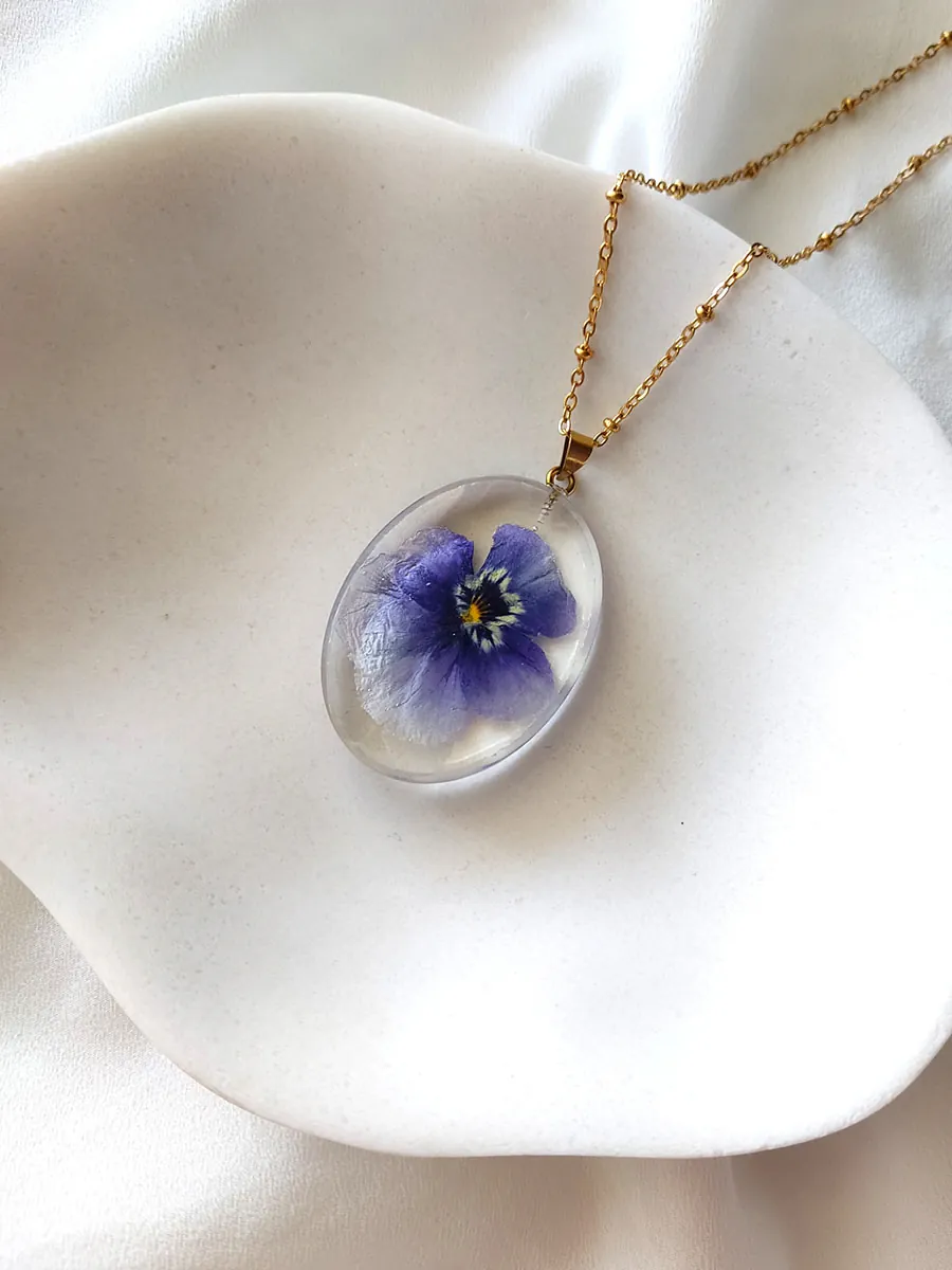 BL_NECKLACES-0005 (2) Μενταγιόν οβάλ με αληθινό λουλούδι από μπλε πανσέ | Blossom Jewelry Collection