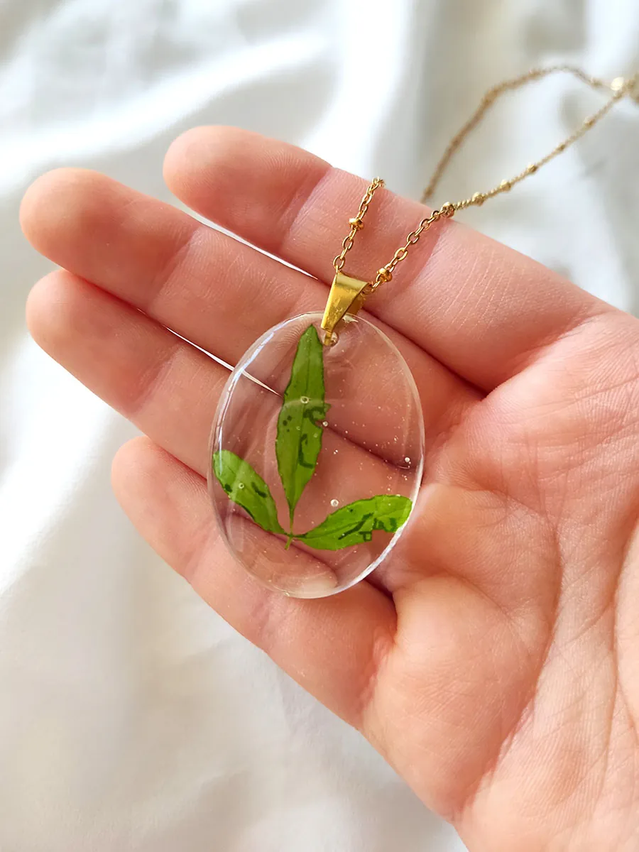 BL_NECKLACES-0006 (2) Μενταγιόν οβάλ με αληθινά πράσινα φύλλα | Blossom Jewelry Collection