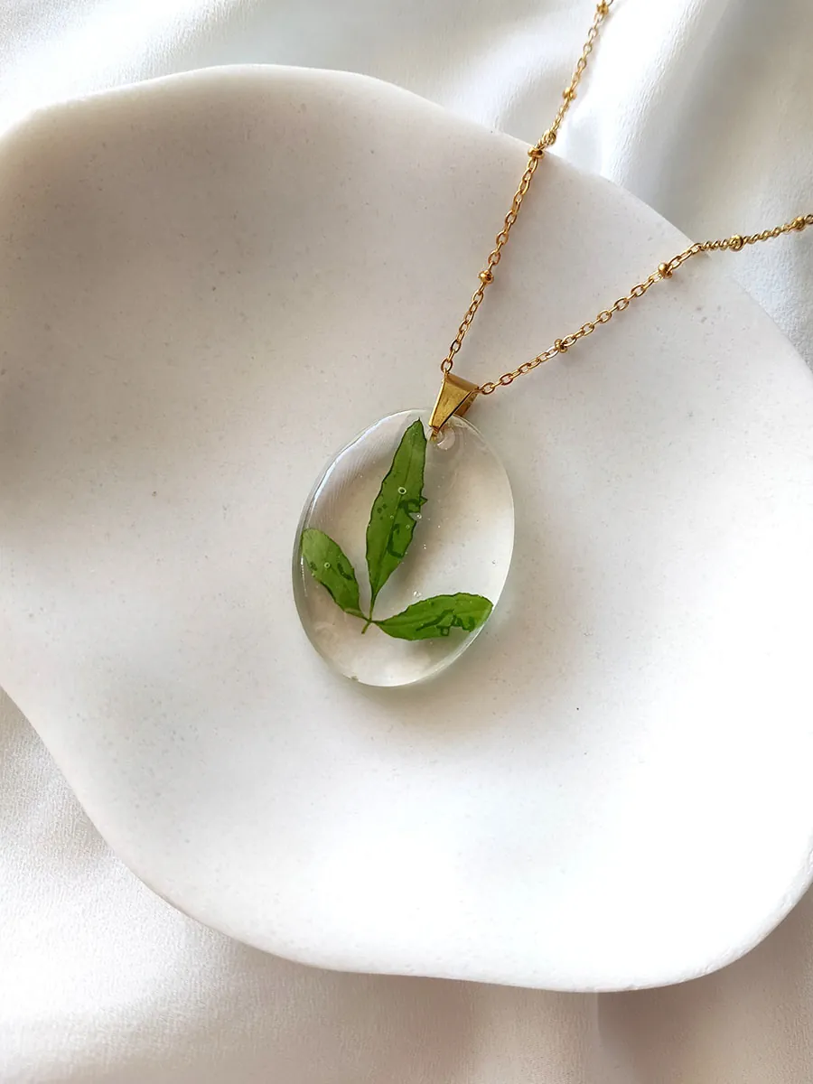 BL_NECKLACES-0006 Μενταγιόν οβάλ με αληθινά πράσινα φύλλα | Blossom Jewelry Collection
