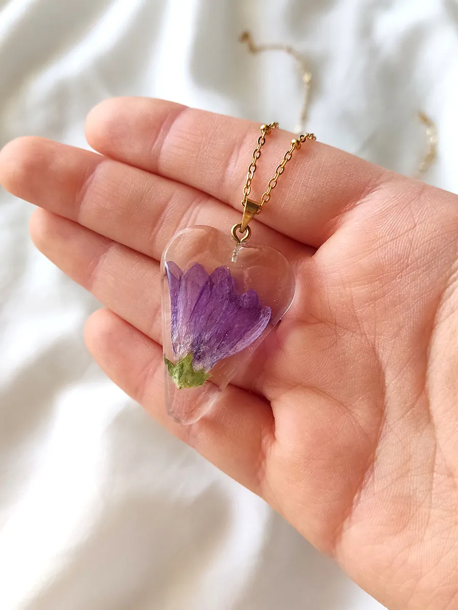 BL_NECKLACES-0007 (1) Μενταγιόν καρδιά με αληθινό μοβ αγριολούλουδο | Blossom Jewelry Collection