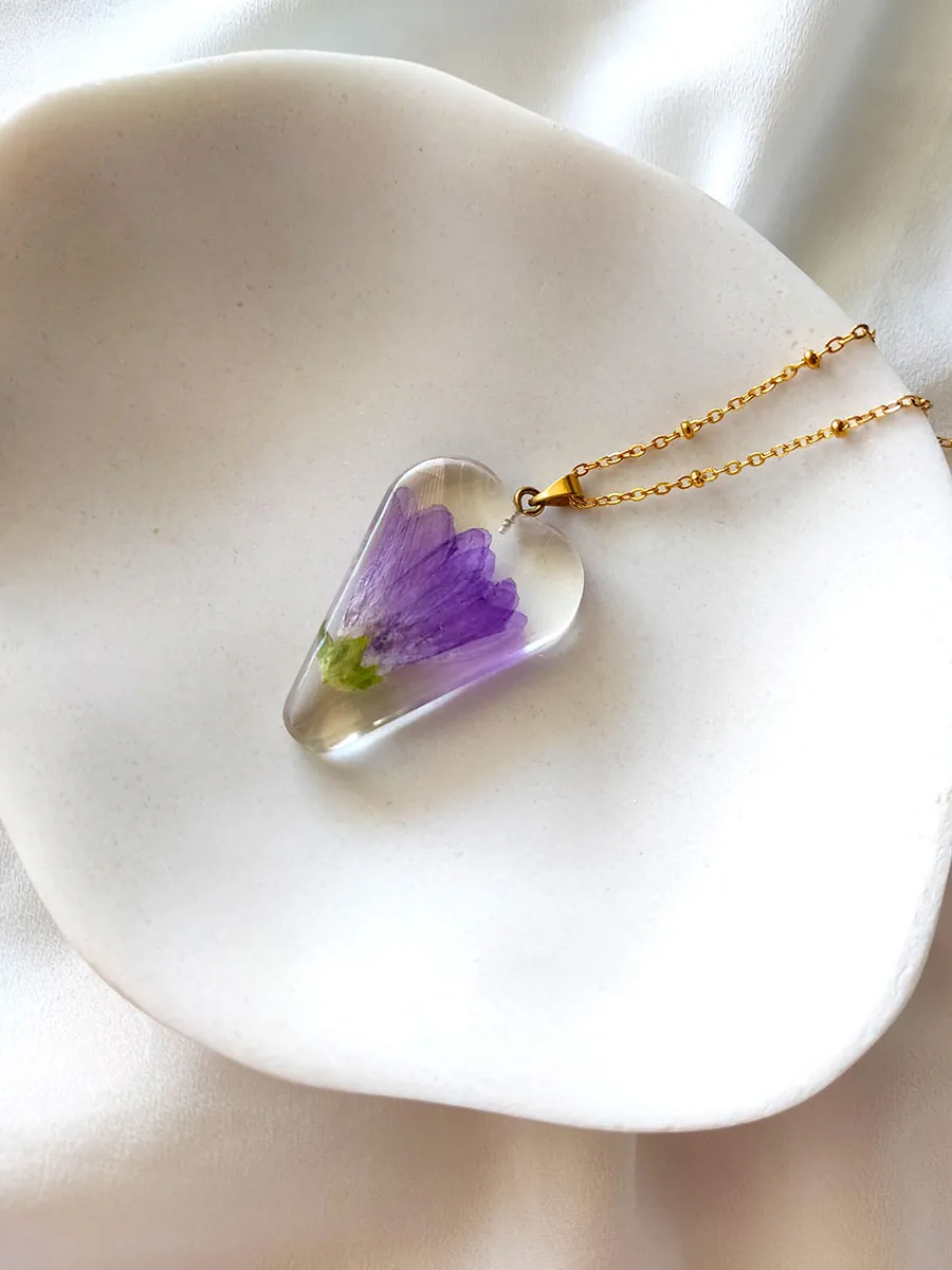 BL_NECKLACES-0007 (2) Μενταγιόν καρδιά με αληθινό μοβ αγριολούλουδο | Blossom Jewelry Collection