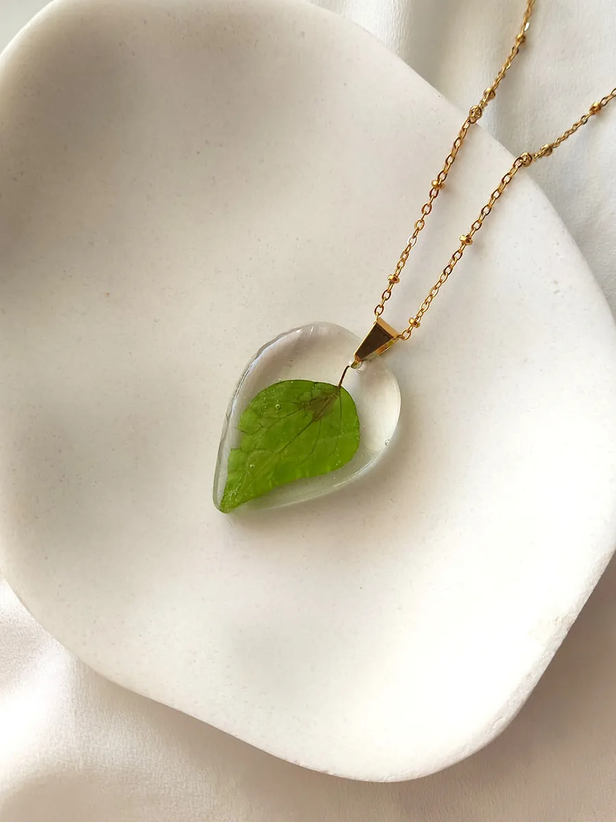 BL_NECKLACES-0008 Μενταγιόν με αληθινό πράσινο φύλλο Πόθου | Blossom Jewelry Collection