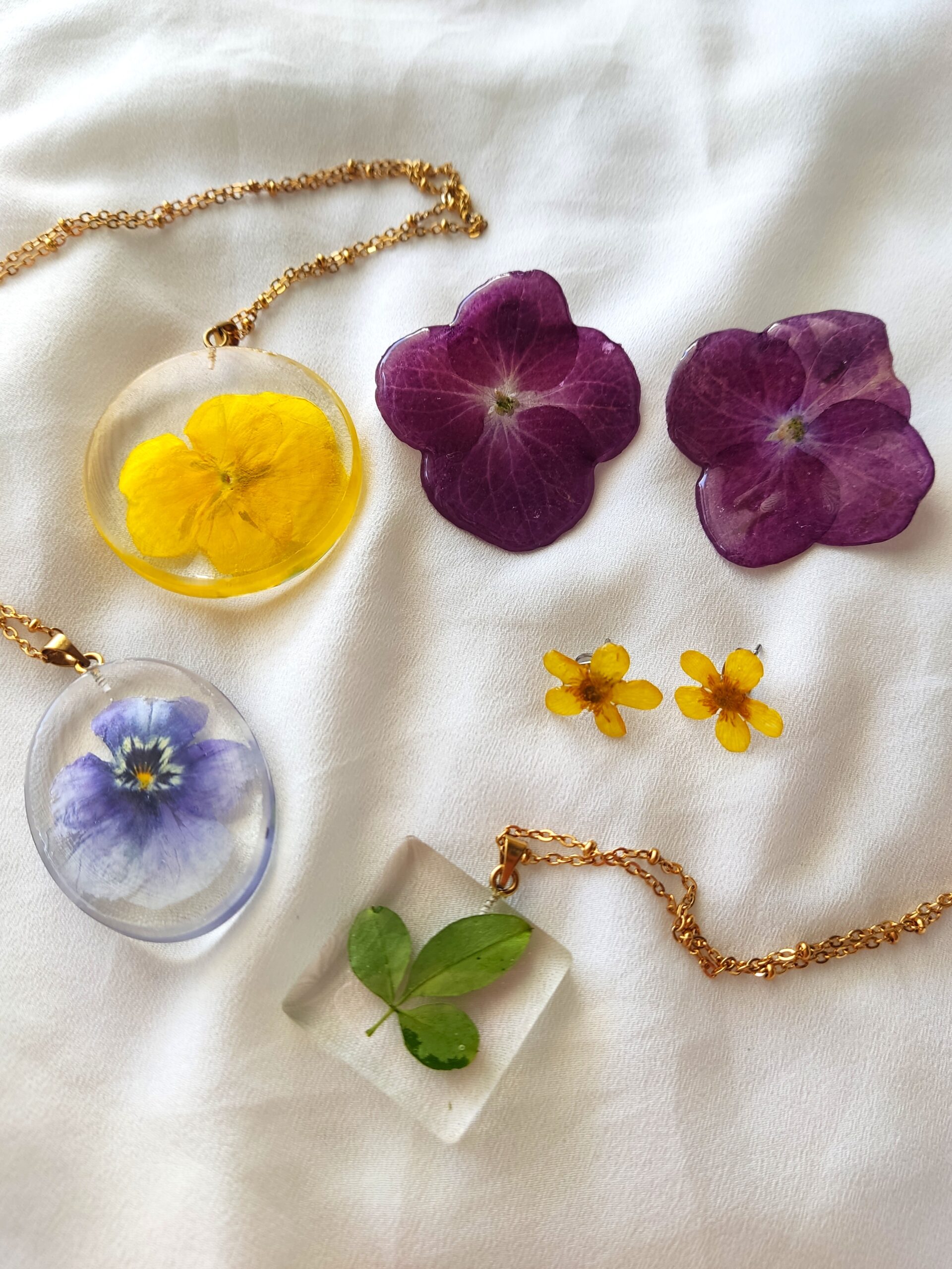 kosmhmata_me_igro_giali_tile_PC Σειρά με χειροποίητα ατσάλινα σκουλαρίκια από υγρό γυαλί και αληθινά αποξηραμένα λουλούδια - Blossom Jewelry Collection
