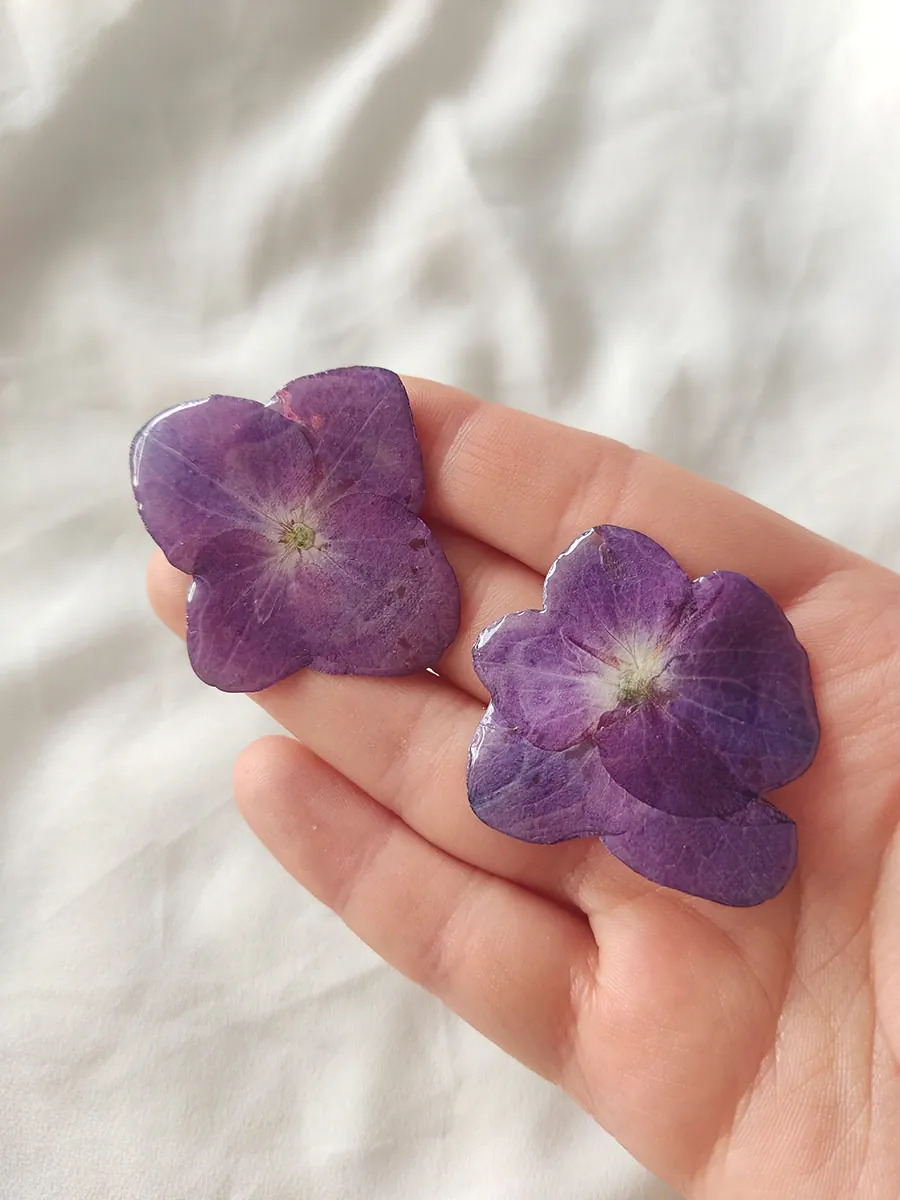 Χειροποίητα Ατσάλινα Σκουλαρίκια με Μοβ Άνθη Ορτανσίας | CHRISARTI Blossom Jewelry Collection