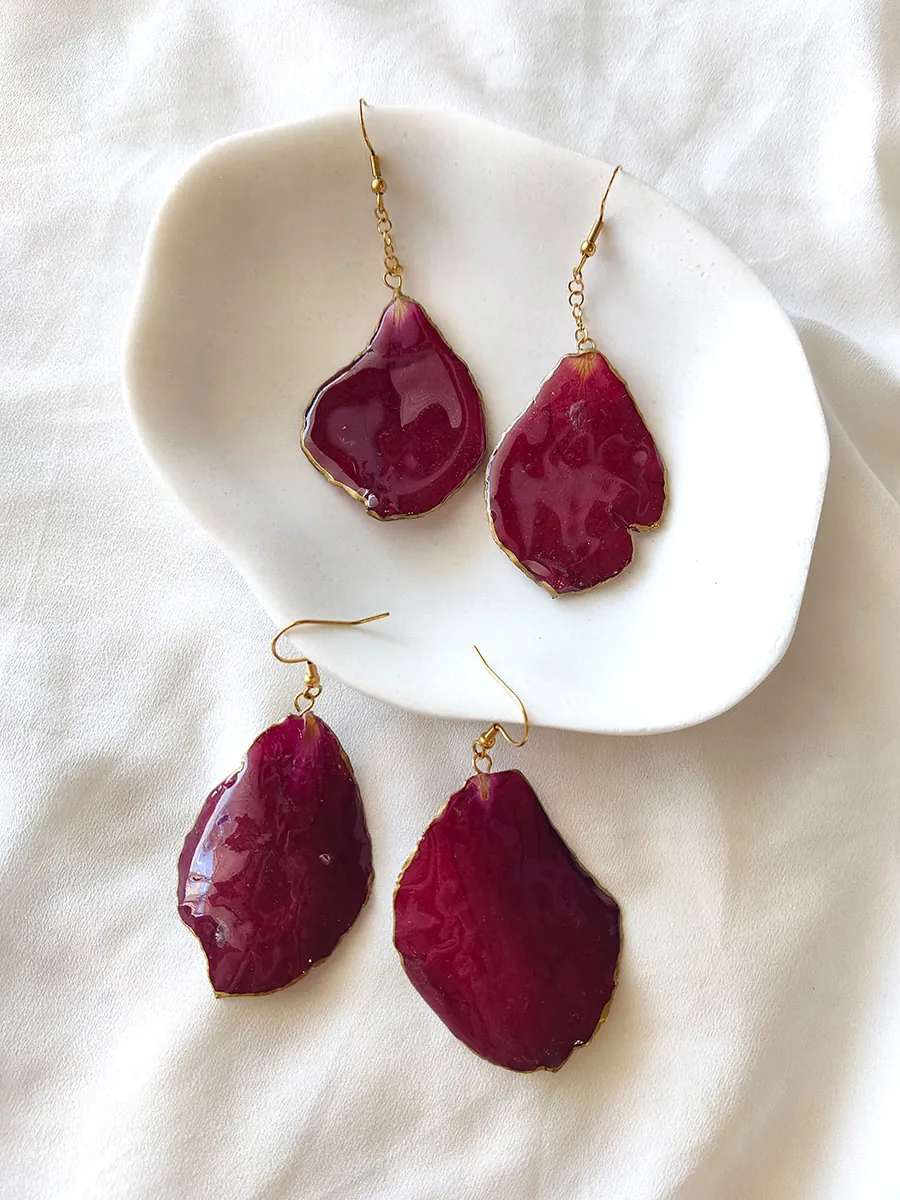 Σκουλαρίκια ατσάλινα κρεμαστά με αληθινά πέταλλα κόκκινου τριαντάφυλλου - 2 σχέδια | Blossom Jewelry Collection